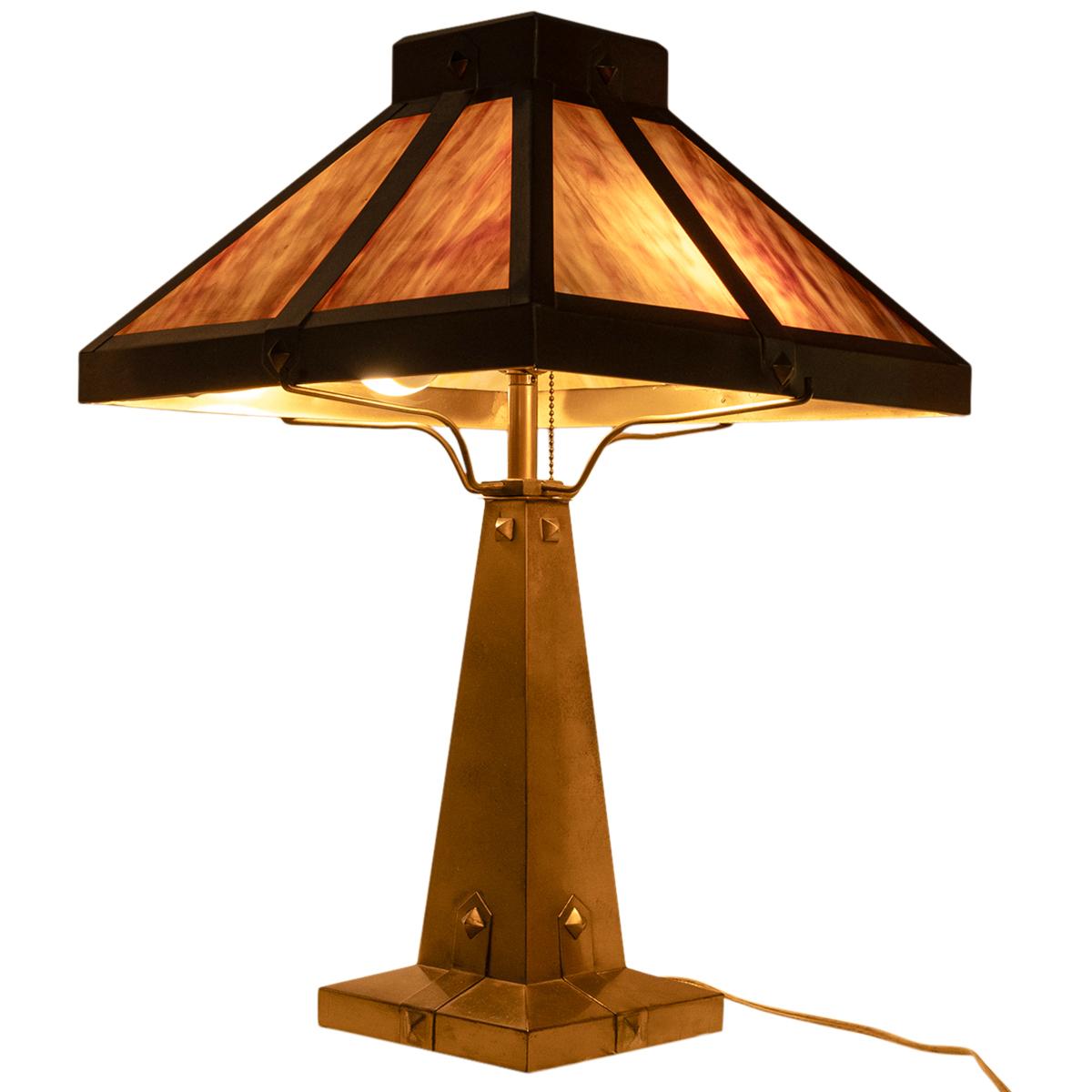 AS sehr gute antike amerikanische Arts & Crafts, Mission, Messing & Schlacke Glas Tischlampe, um 1910.
Diese sehr hübsche, zweiflammige Missionslampe hat einen karamellfarbenen und cremefarbenen vierteiligen Schlackenglasschirm aus Messing, der auf