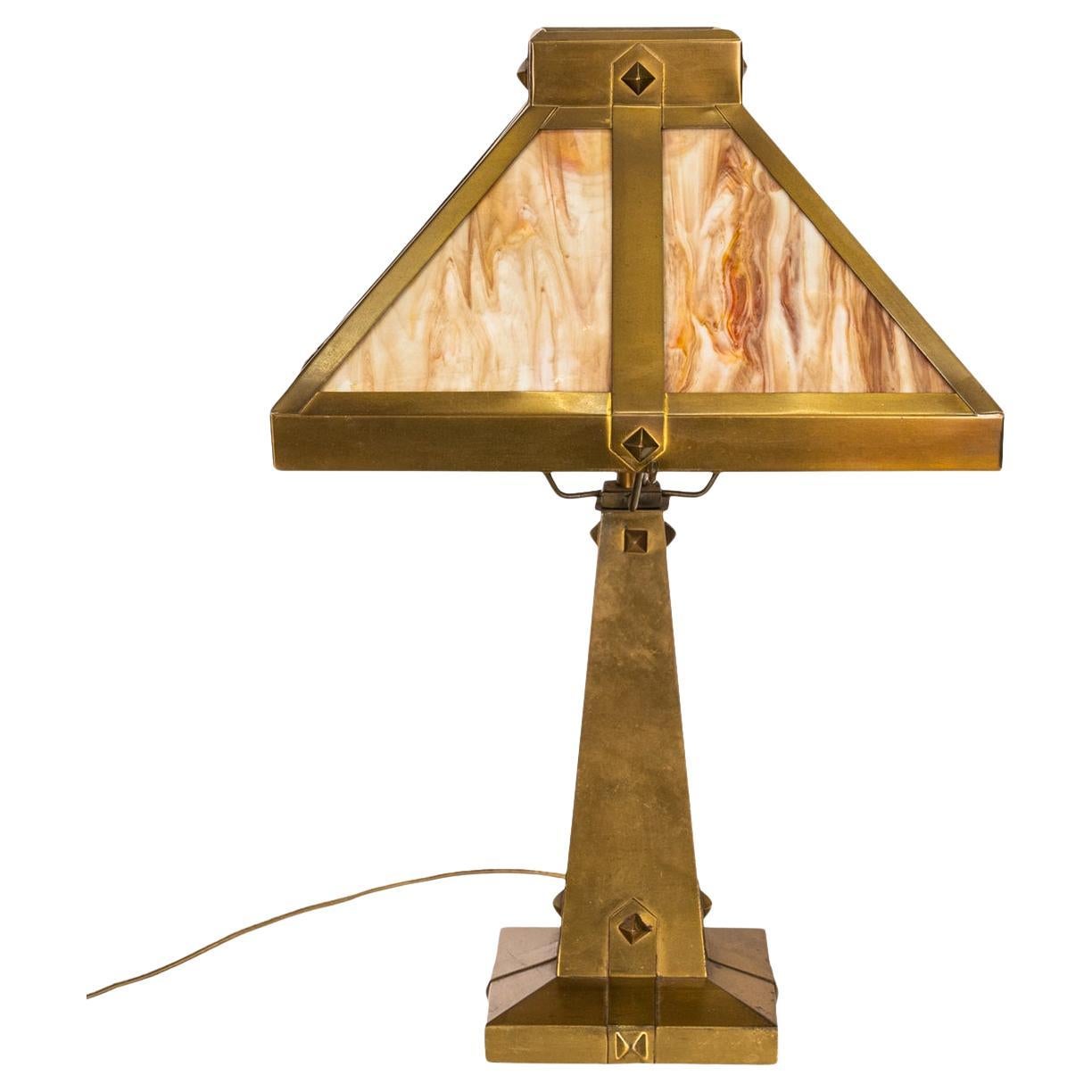 Antike amerikanische Arts and Crafts-Tischlampe aus gebeiztem Glas und Messing mit Schlacken, Missionsstil, 1910 im Zustand „Gut“ im Angebot in Portland, OR