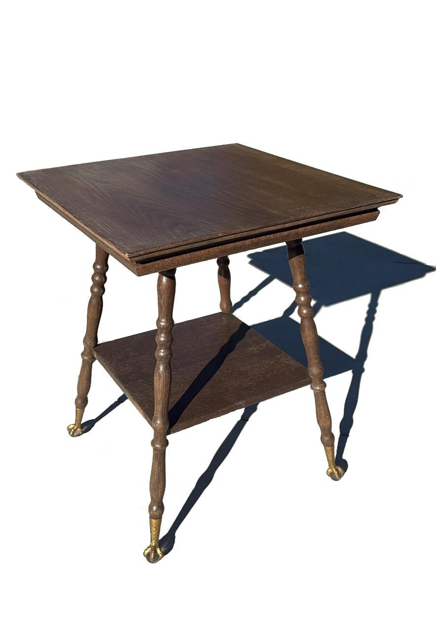 Magnifique table de salon en bois massif du XIXe siècle, dotée d'un plateau carré à une planche et d'élégants pieds tournés. Les pieds reposent sur des supports en verre de type 