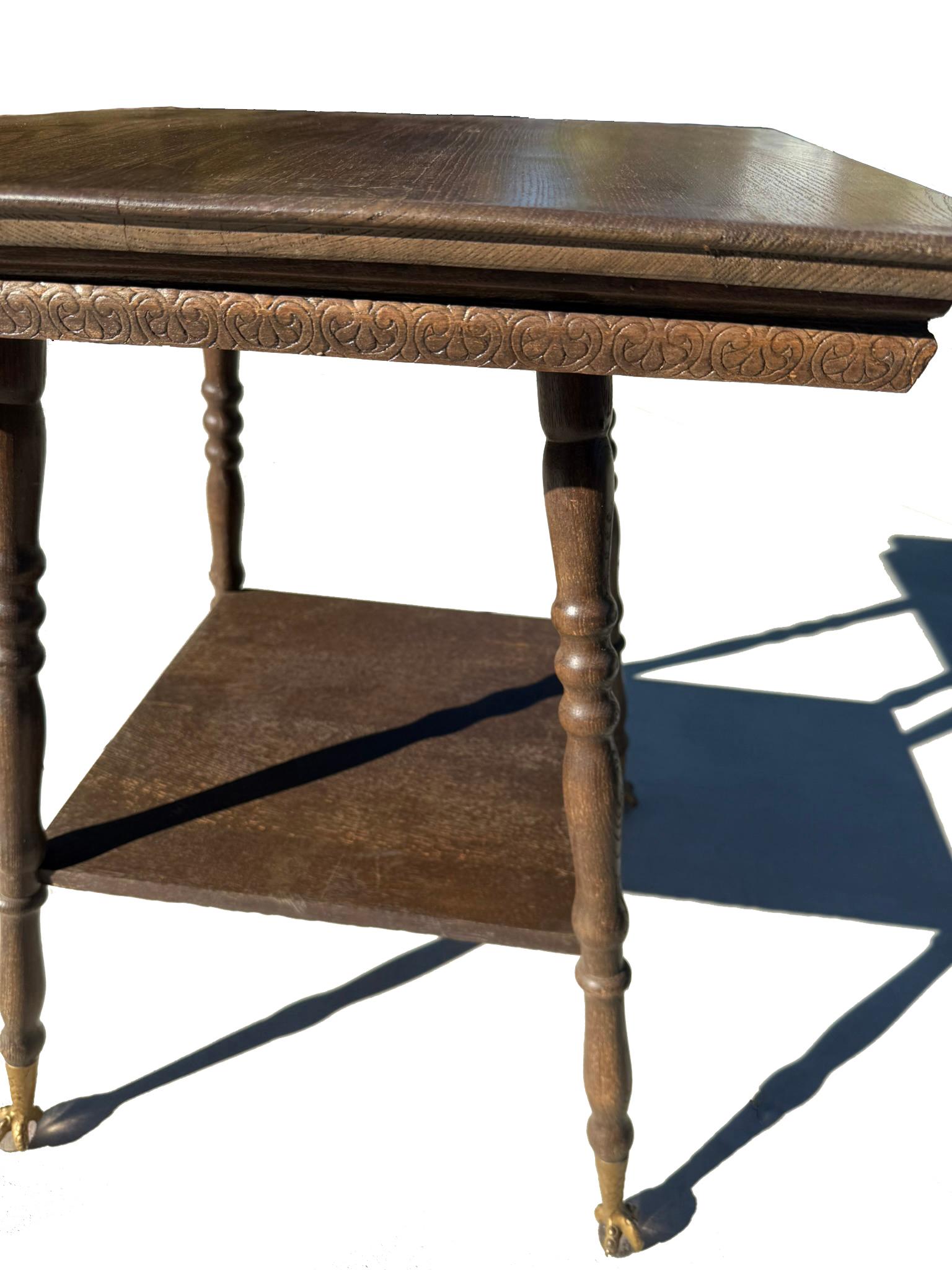 Américain Ancienne table de salon américaine Ball and Claw en bois massif en vente