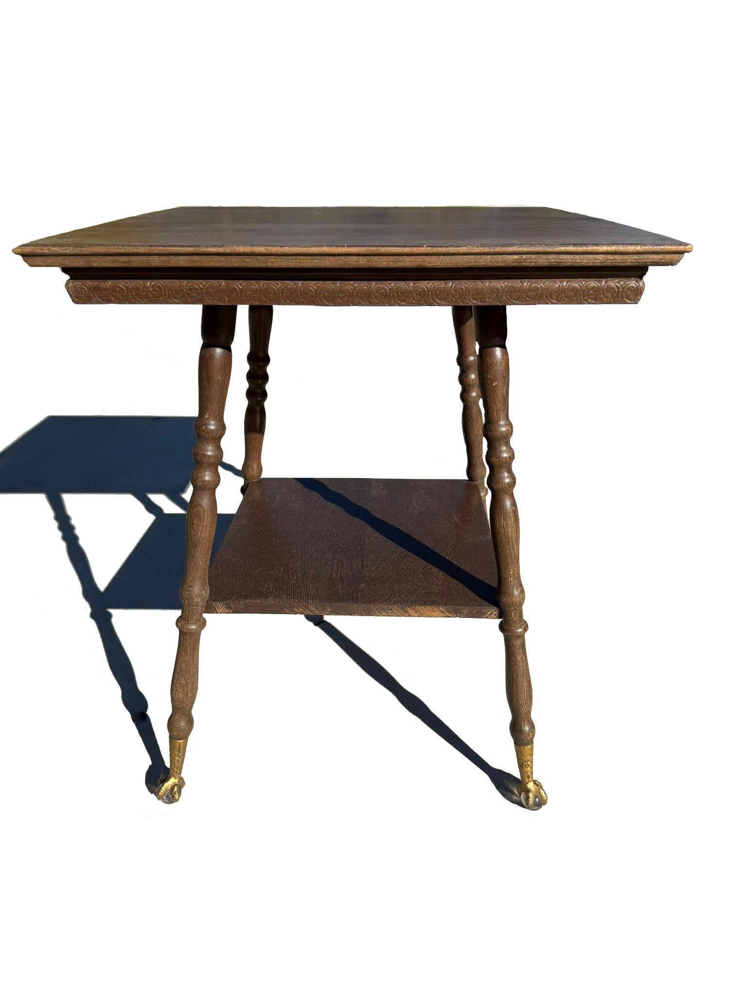 Ancienne table de salon américaine Ball and Claw en bois massif en vente 1