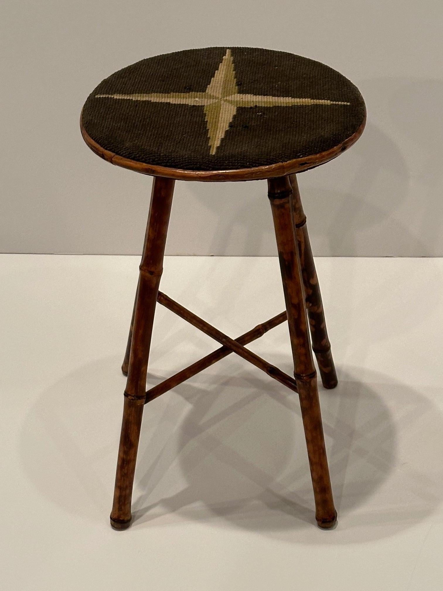 Classique américain Tabouret américain ancien en bambou avec assise originale en point de croix en vente