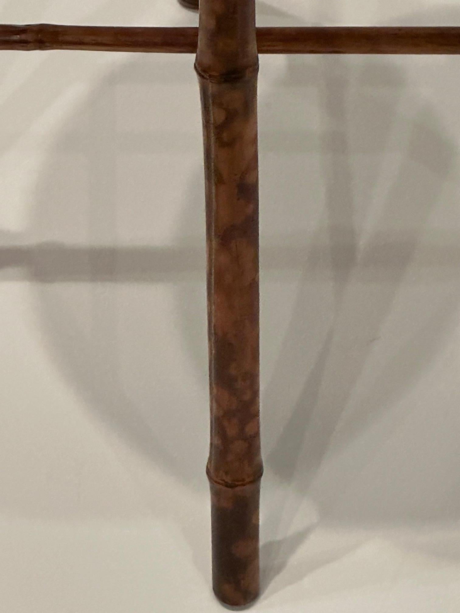 Américain Tabouret américain ancien en bambou avec assise originale en point de croix en vente