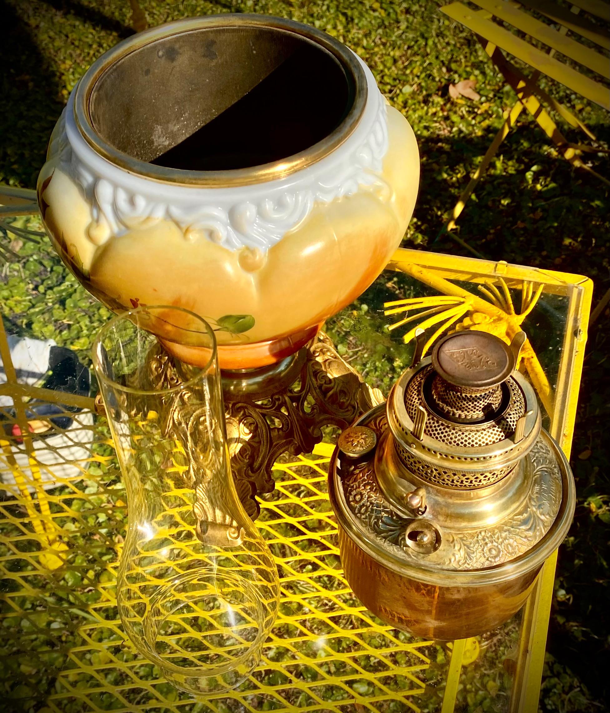 Ancienne lampe à huile de banquet américaine avec fonte peinte à la main et base en filigrane de laiton en vente 3