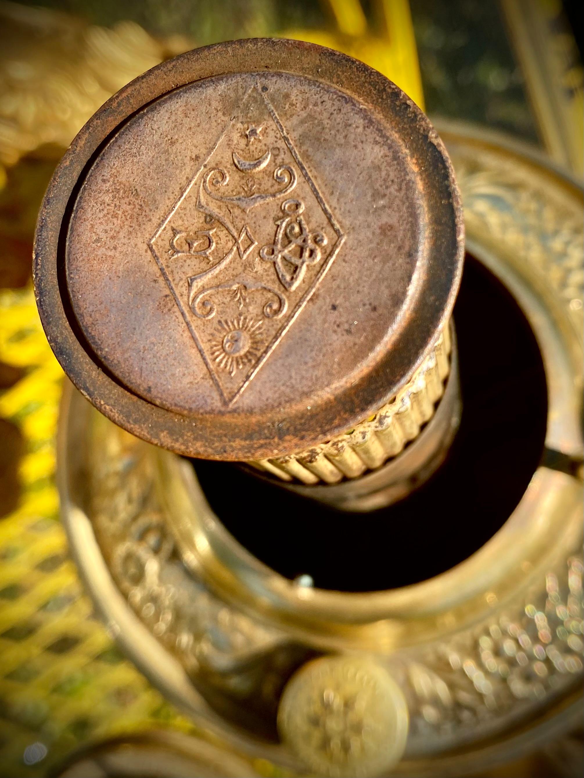 Ancienne lampe à huile de banquet américaine avec fonte peinte à la main et base en filigrane de laiton en vente 4