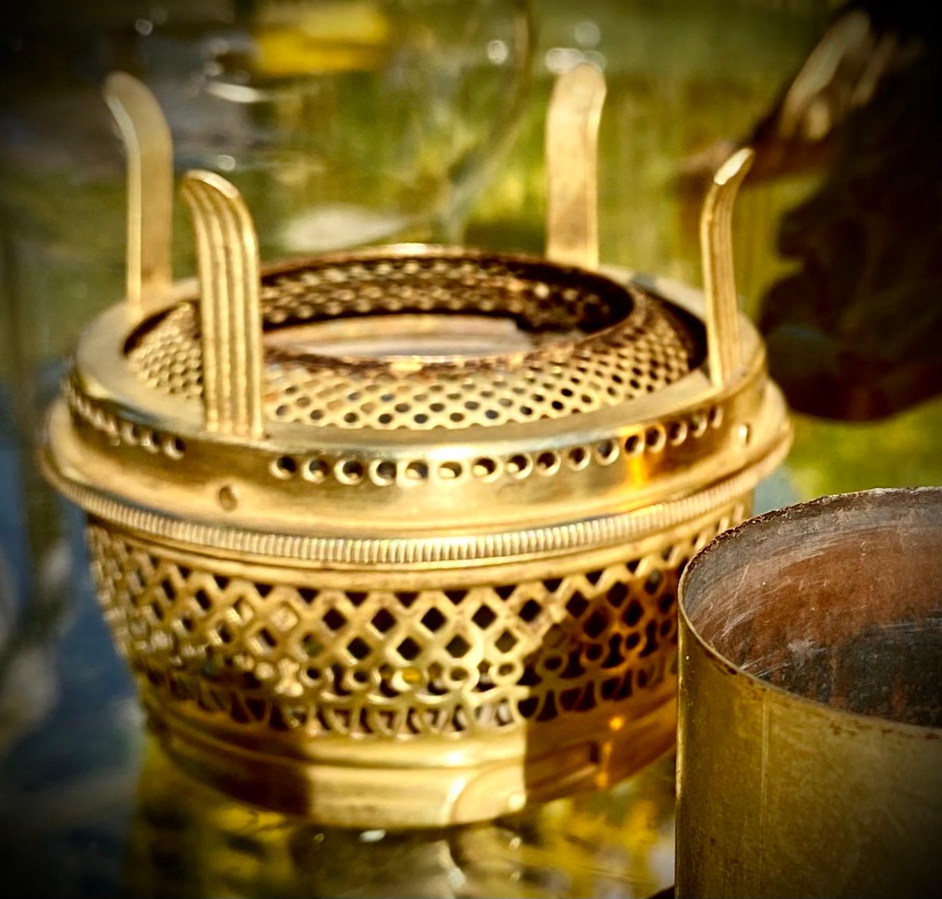 Ancienne lampe à huile de banquet américaine avec fonte peinte à la main et base en filigrane de laiton en vente 5