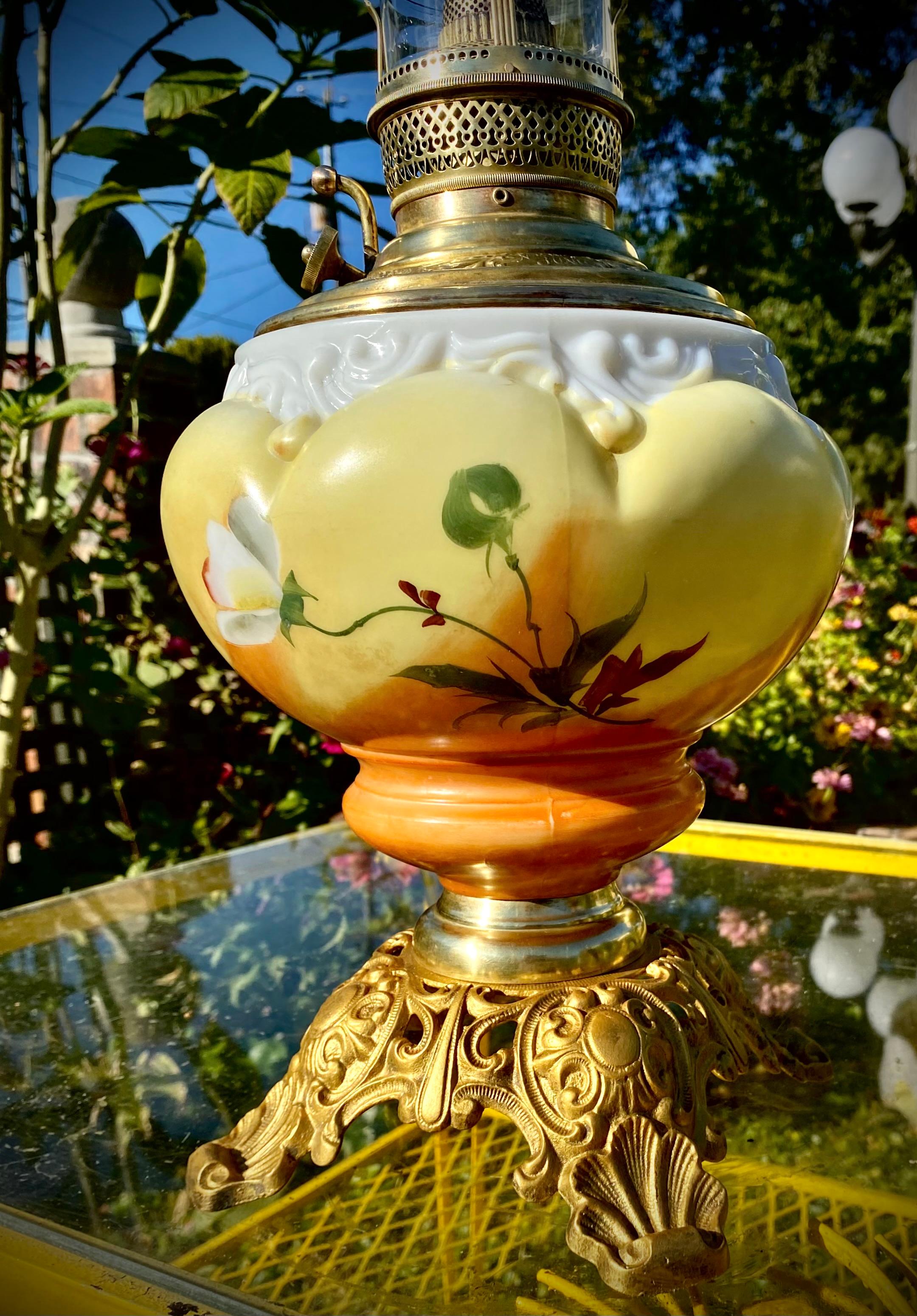 Ancienne lampe à huile de banquet américaine avec fonte peinte à la main et base en filigrane de laiton en vente 6