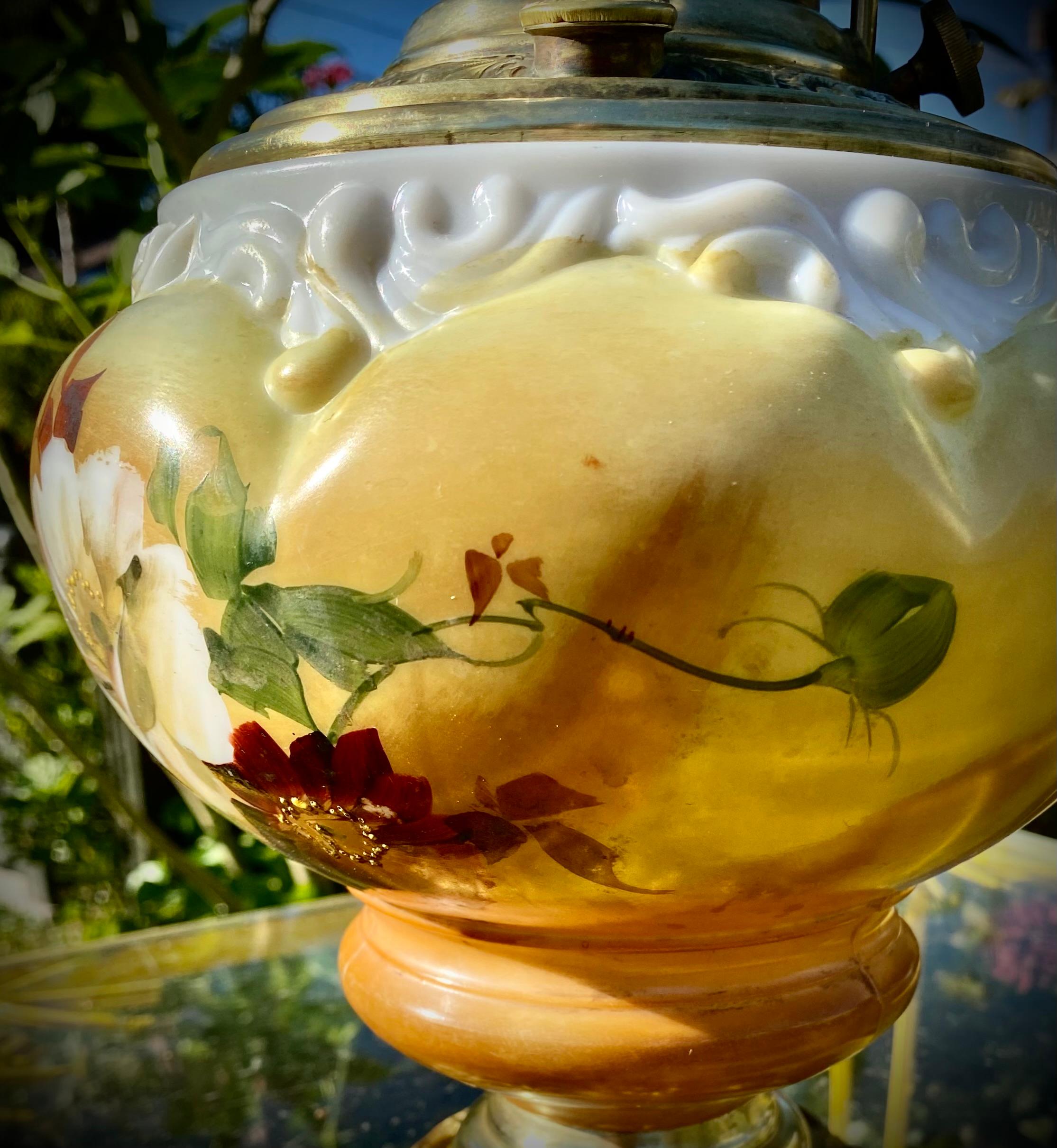 Ancienne lampe à huile de banquet américaine avec fonte peinte à la main et base en filigrane de laiton en vente 7