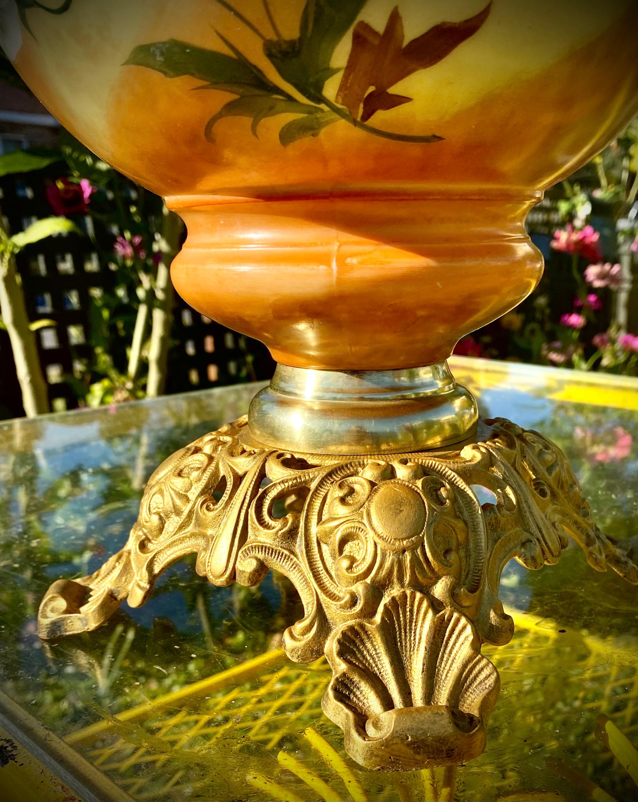 Ancienne lampe à huile de banquet américaine avec fonte peinte à la main et base en filigrane de laiton en vente 8