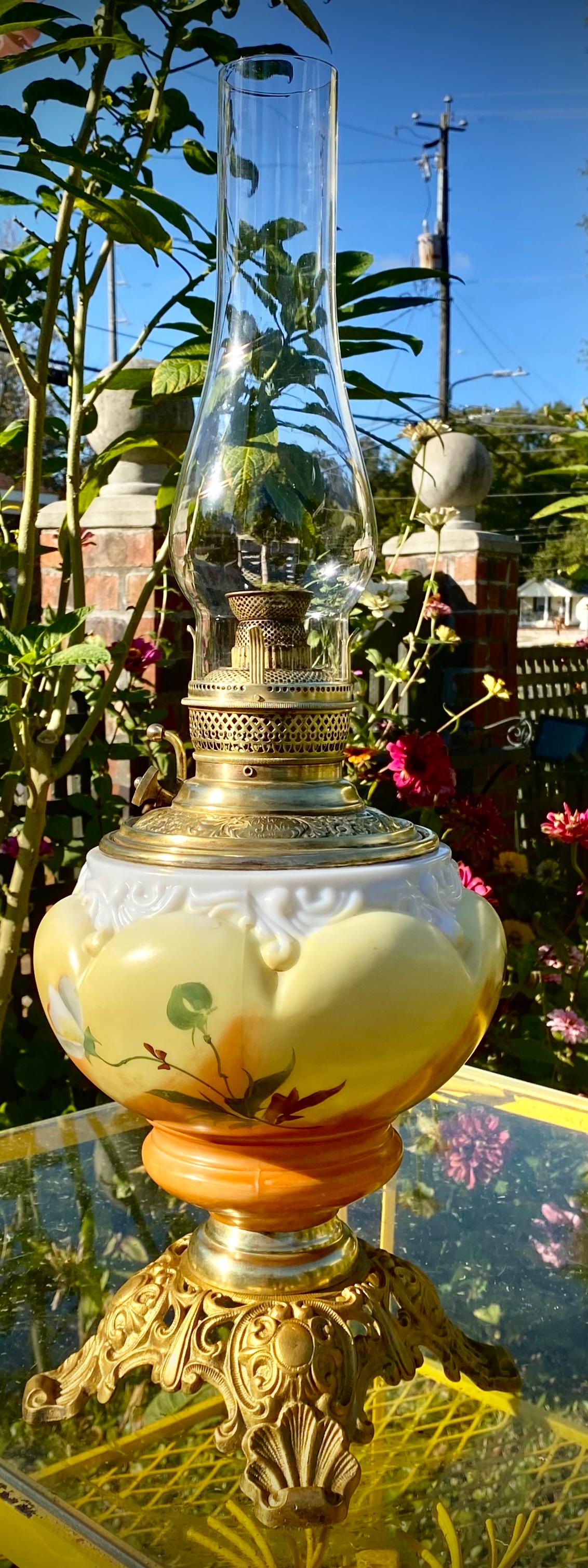 Ancienne lampe à huile de banquet américaine avec fonte peinte à la main et base en filigrane de laiton en vente 9