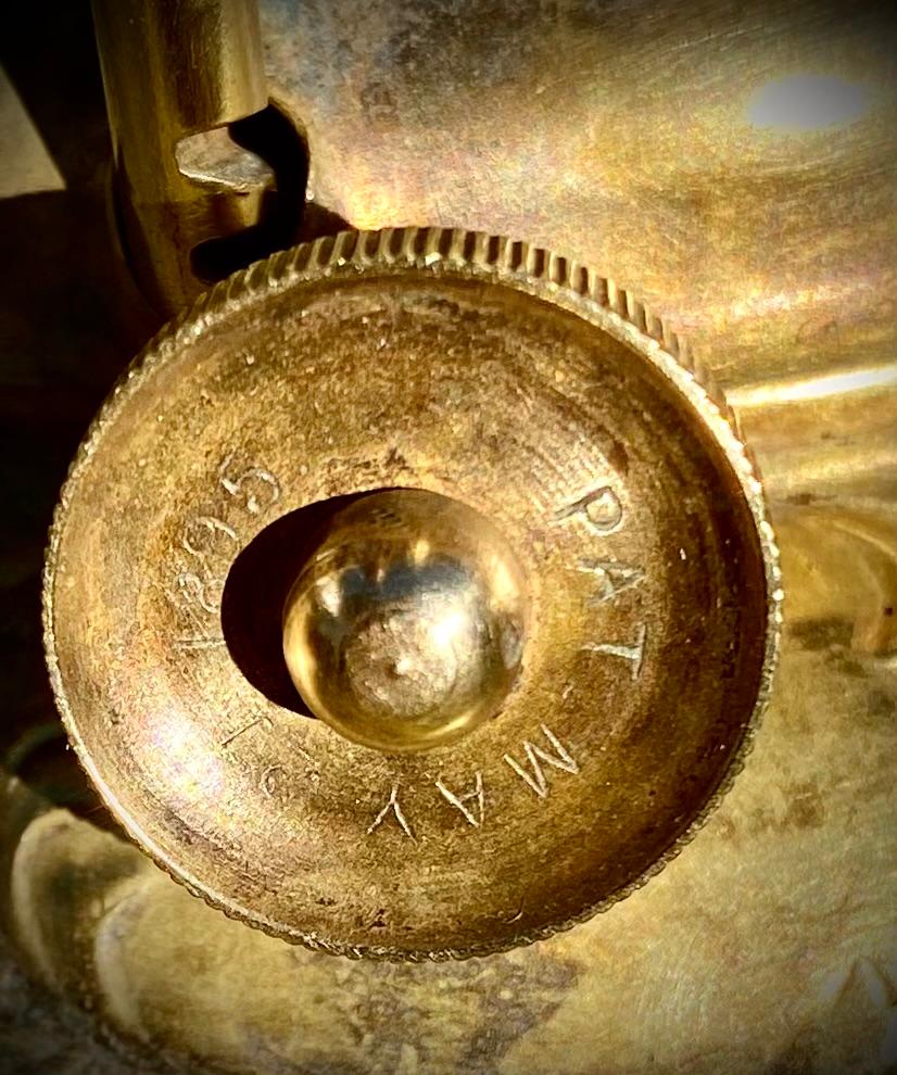 Ancienne lampe à huile de banquet américaine avec fonte peinte à la main et base en filigrane de laiton en vente 11