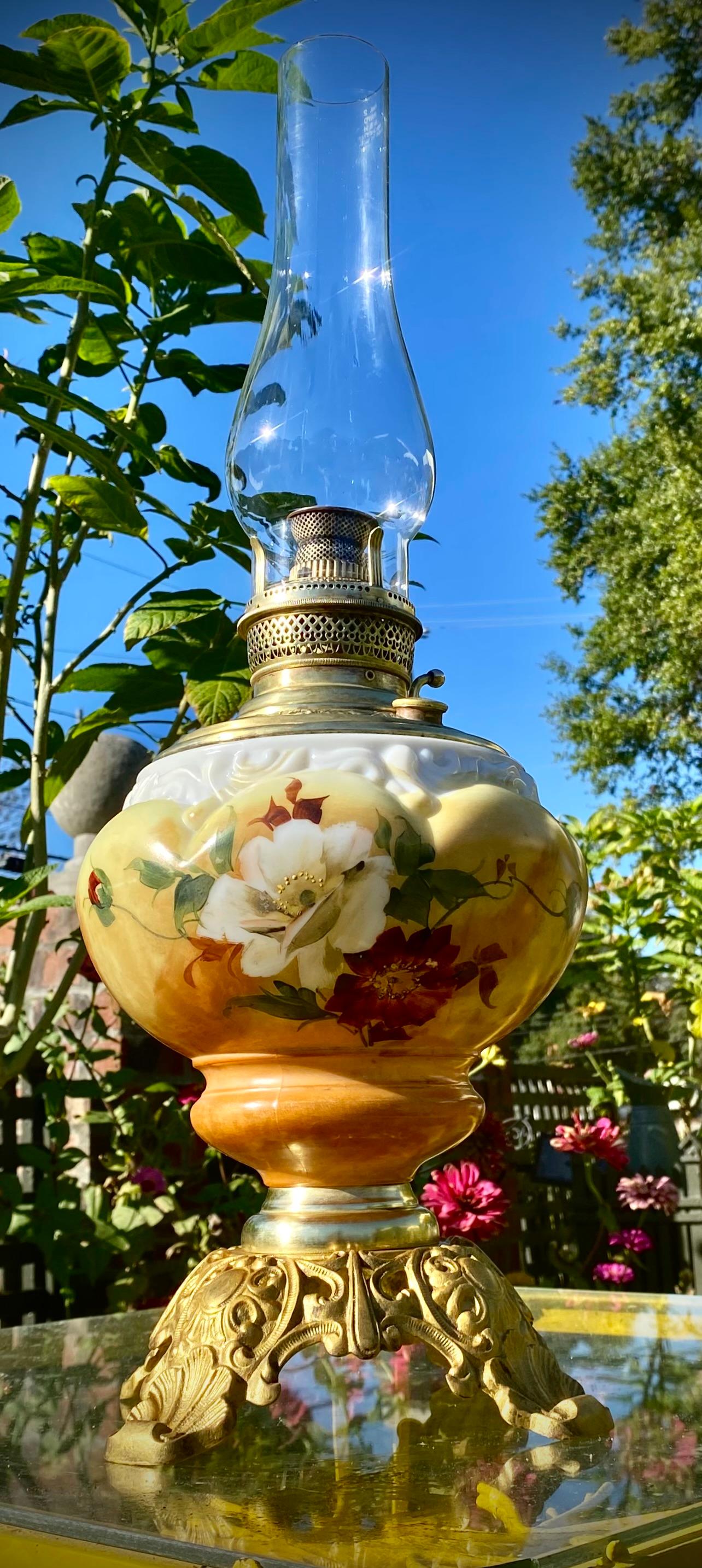 Ancienne lampe à huile de banquet américaine avec fonte peinte à la main et base en filigrane de laiton en vente 12