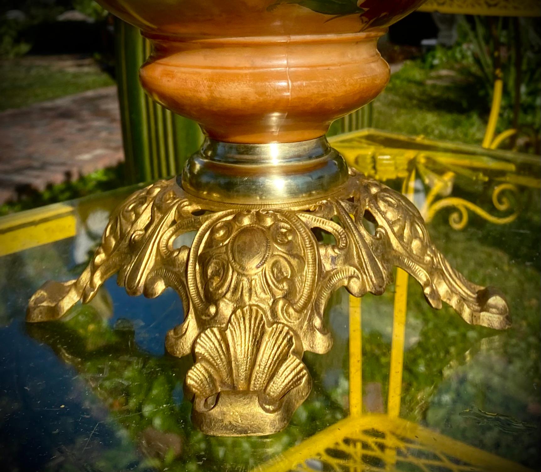 Victorien Ancienne lampe à huile de banquet américaine avec fonte peinte à la main et base en filigrane de laiton en vente