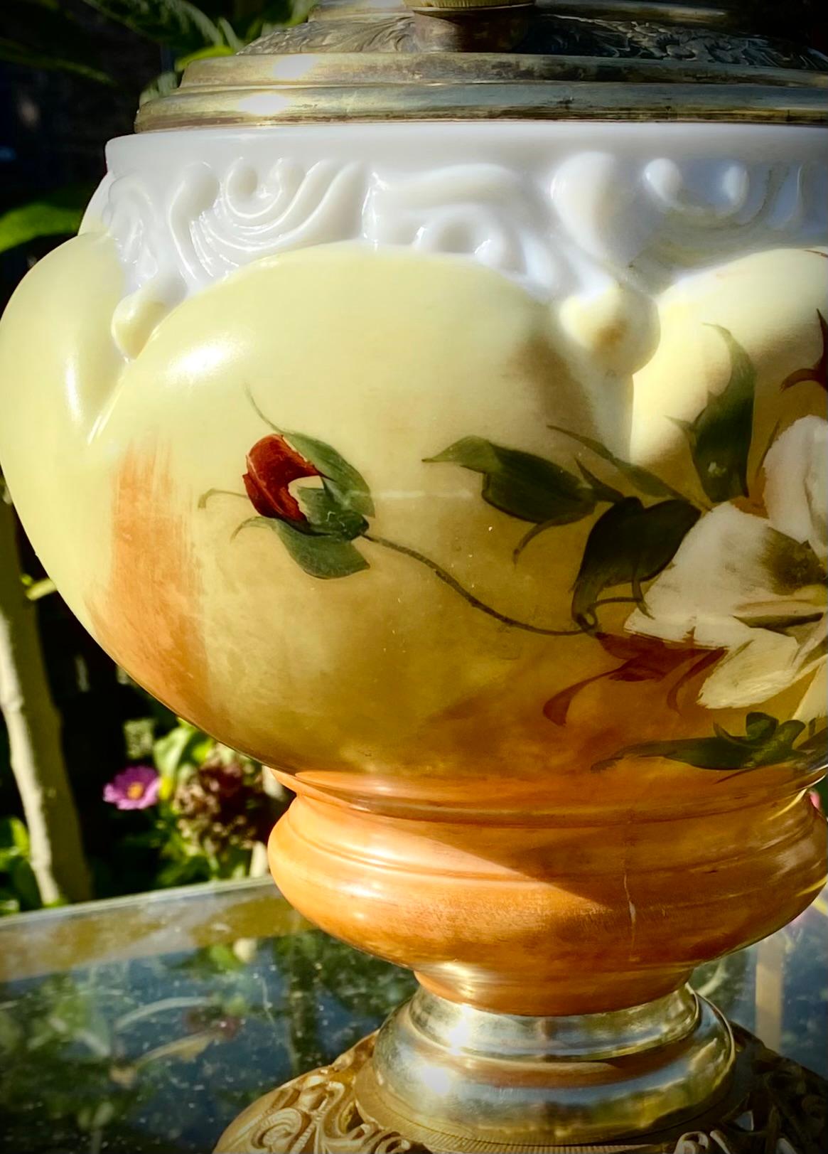 Américain Ancienne lampe à huile de banquet américaine avec fonte peinte à la main et base en filigrane de laiton en vente