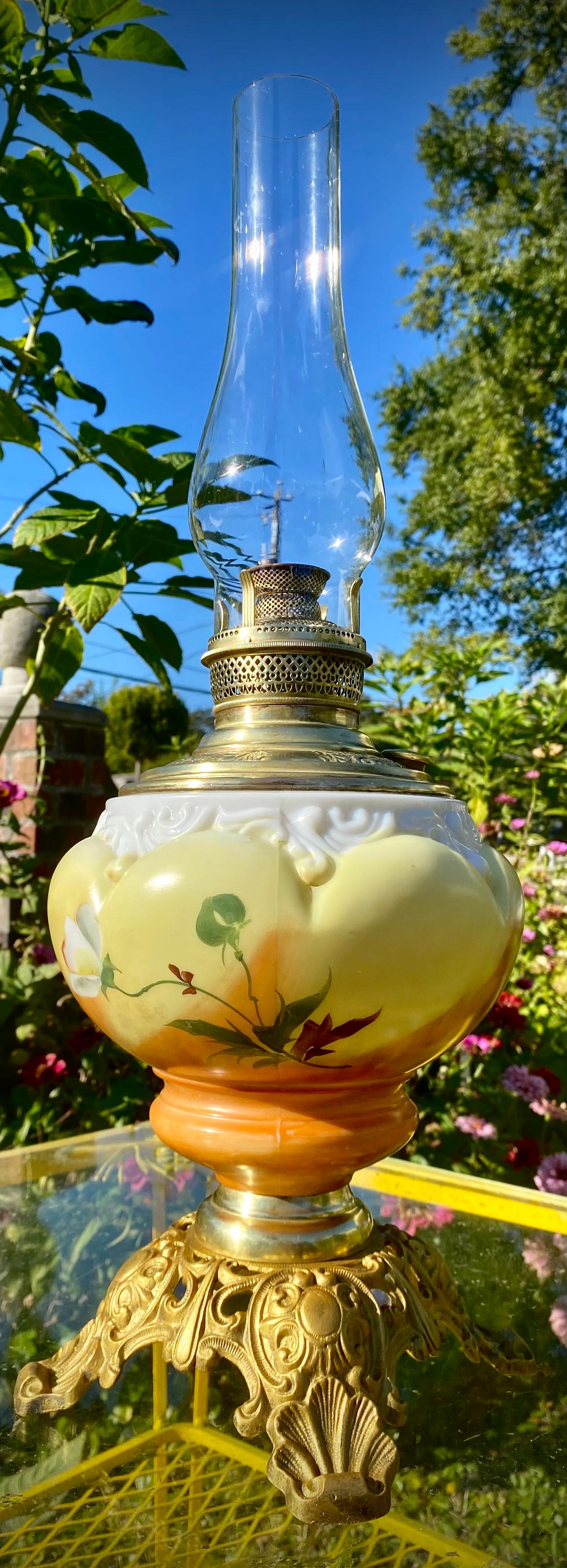 Peint à la main Ancienne lampe à huile de banquet américaine avec fonte peinte à la main et base en filigrane de laiton en vente