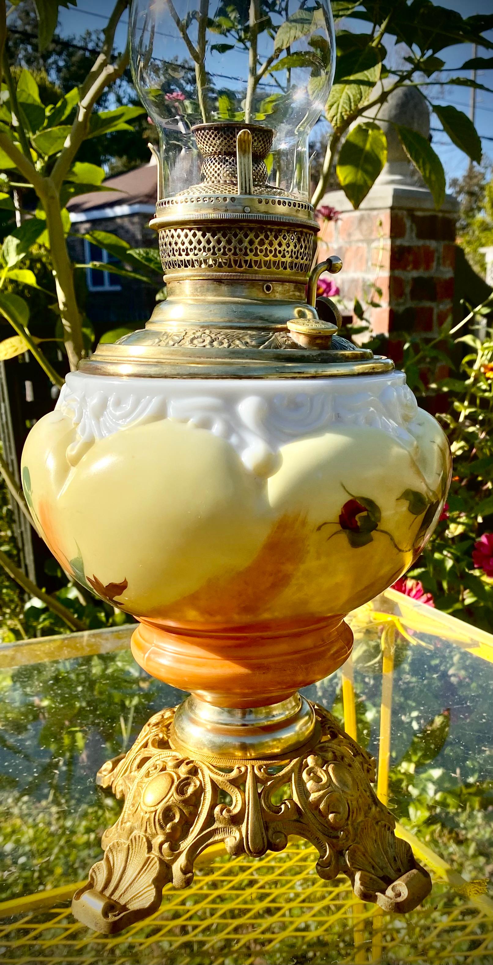 Ancienne lampe à huile de banquet américaine avec fonte peinte à la main et base en filigrane de laiton Bon état - En vente à New Orleans, LA