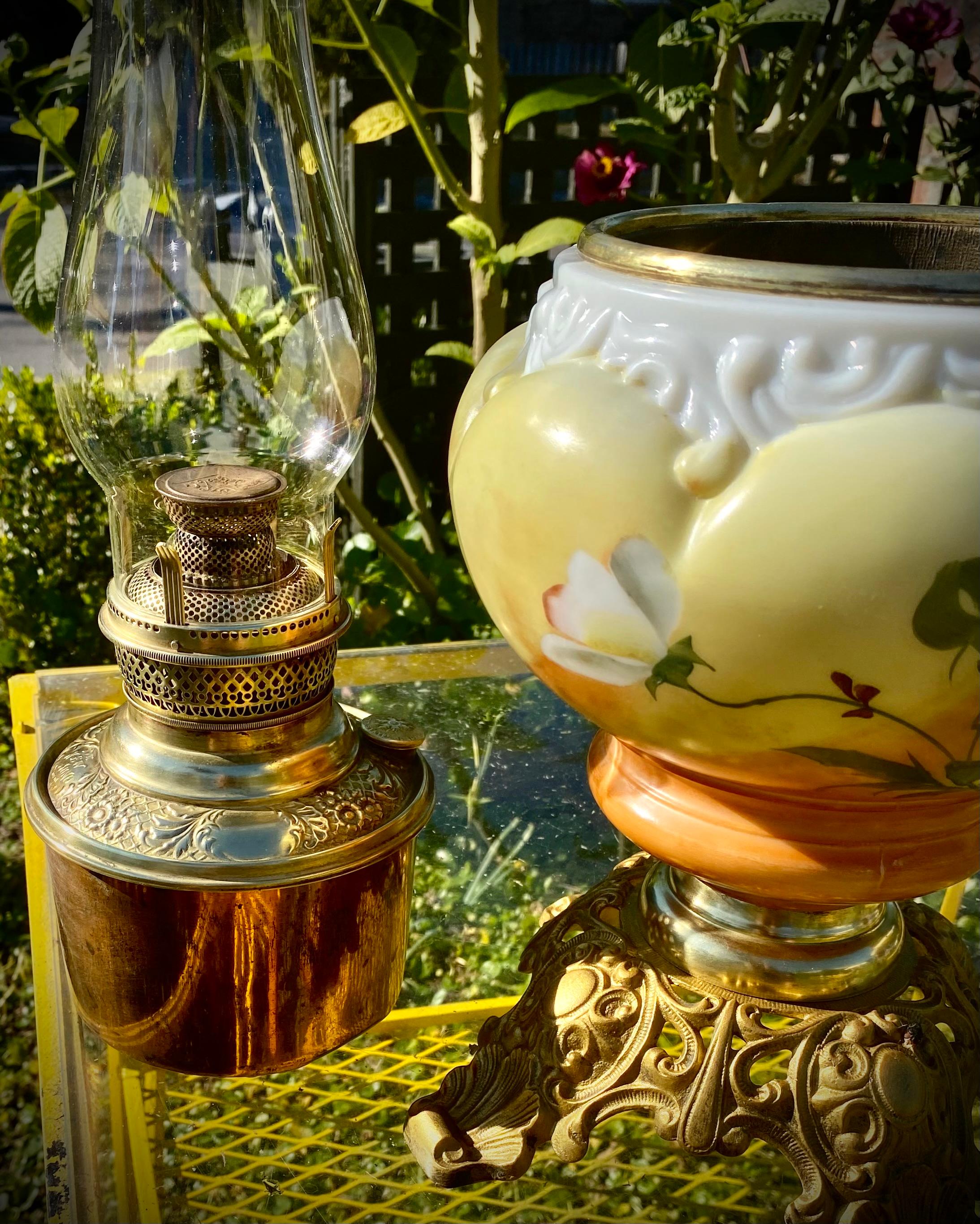 Fin du XIXe siècle Ancienne lampe à huile de banquet américaine avec fonte peinte à la main et base en filigrane de laiton en vente