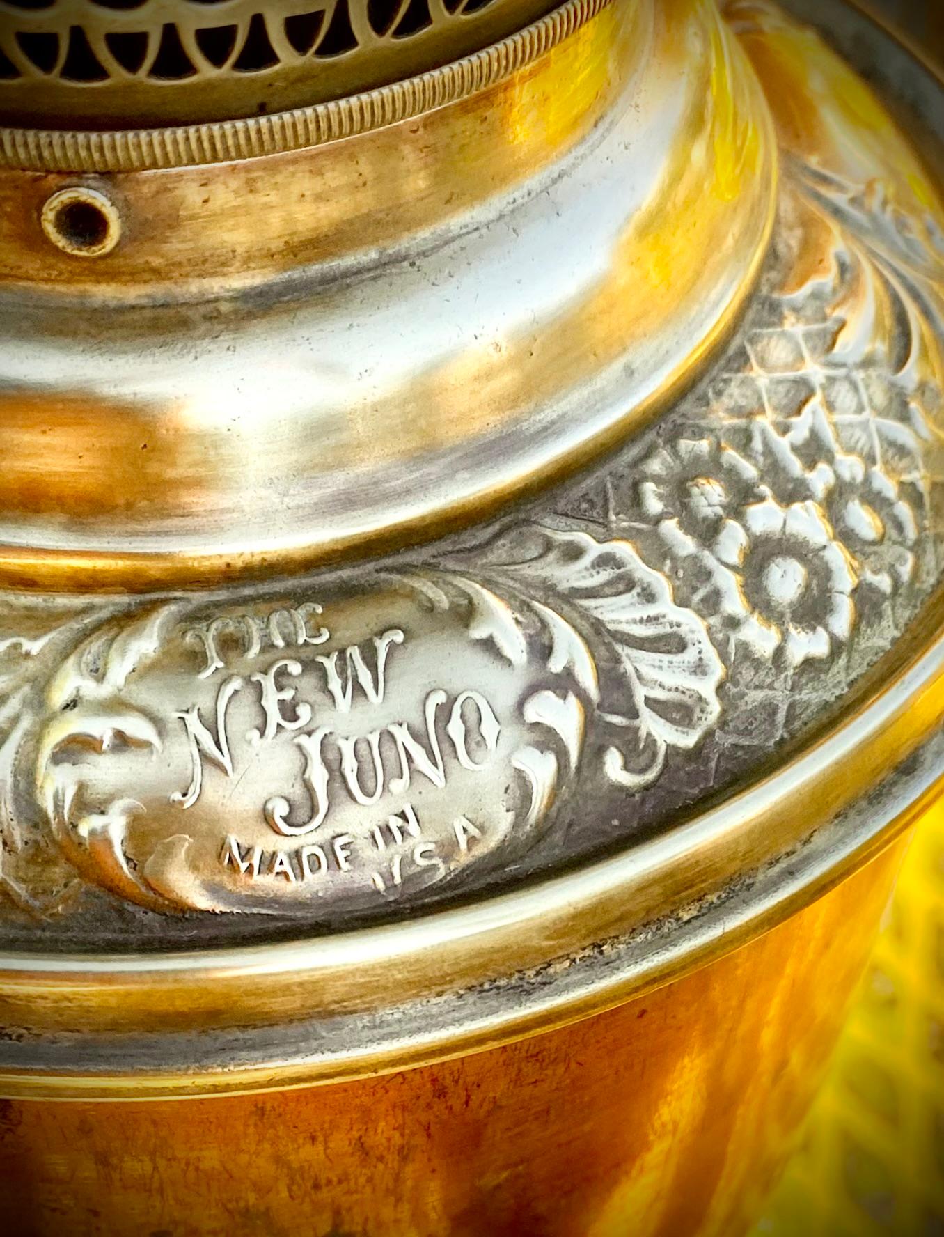 Fer Ancienne lampe à huile de banquet américaine avec fonte peinte à la main et base en filigrane de laiton en vente