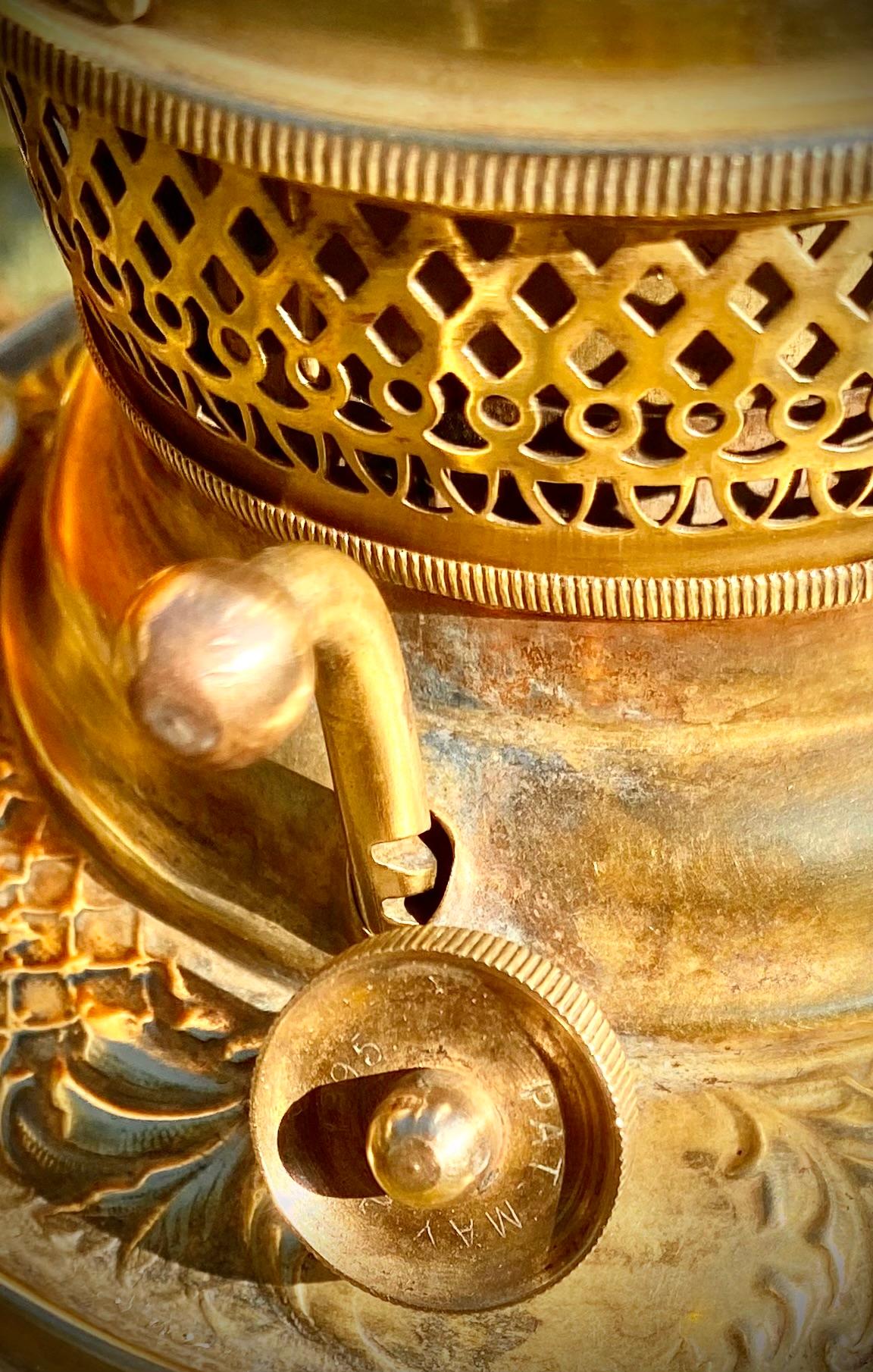 Ancienne lampe à huile de banquet américaine avec fonte peinte à la main et base en filigrane de laiton en vente 1