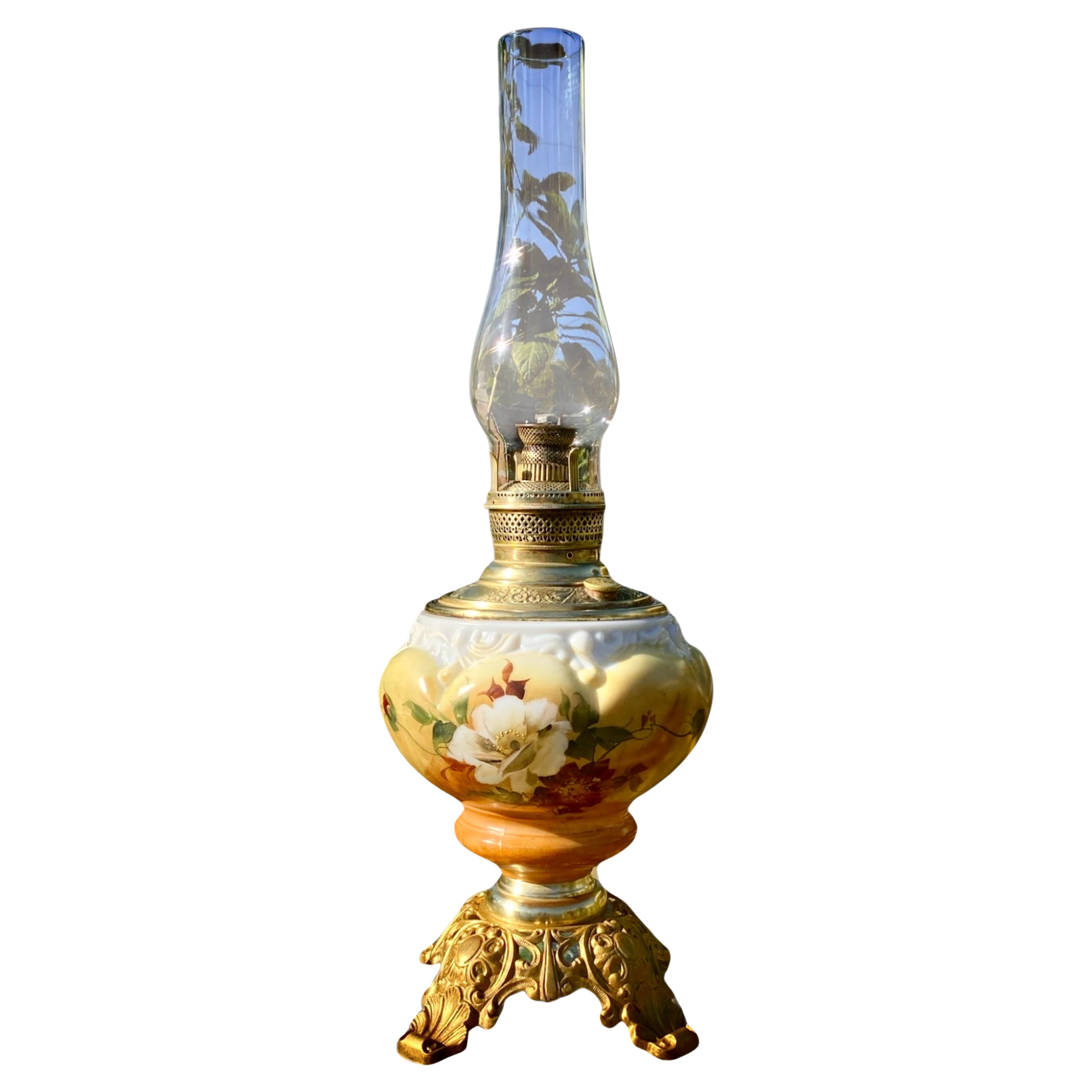 Ancienne lampe à huile de banquet américaine avec fonte peinte à la main et base en filigrane de laiton en vente