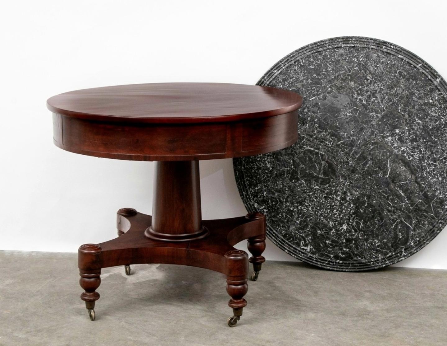 Antiquité américaine Boston Classical Mahogany Pedestal Center Table  en vente 3
