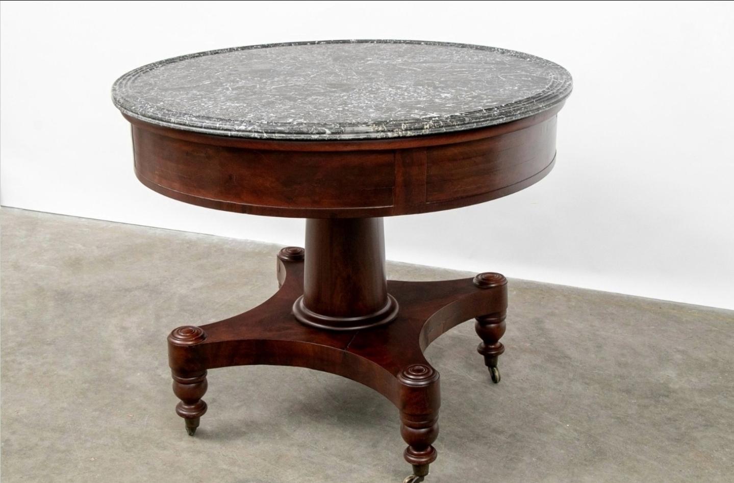 A fine 200 year old American Federal period Boston Classical mahogany pedestal center table. circa 1825

Exquisitely hand-crafted in the Northeastern United States in the early 19th century, having a graduated column pedestal surmounted on a
