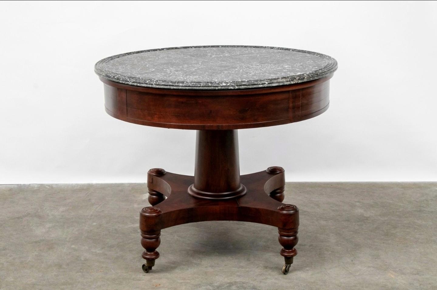 Biseauté Antiquité américaine Boston Classical Mahogany Pedestal Center Table  en vente