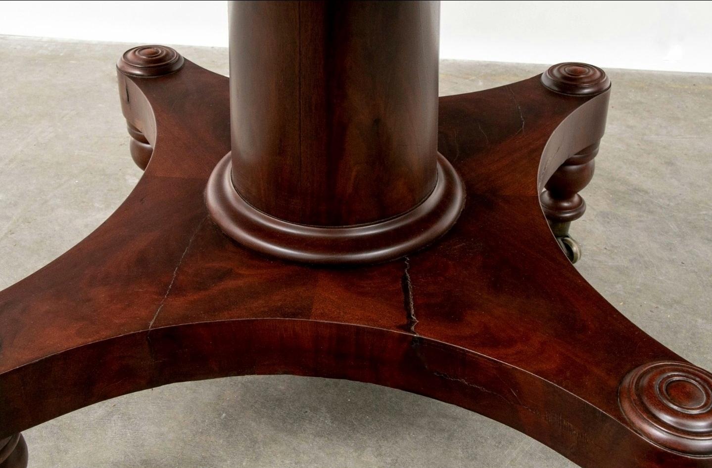 XIXe siècle Antiquité américaine Boston Classical Mahogany Pedestal Center Table  en vente