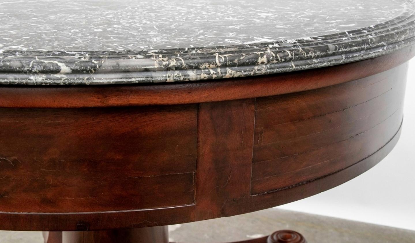 Laiton Antiquité américaine Boston Classical Mahogany Pedestal Center Table  en vente