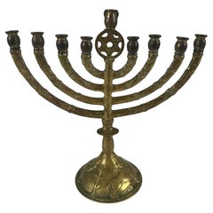 Menorah américaine ancienne en laiton avec le Hallmark "Der Tog", Circa 1920