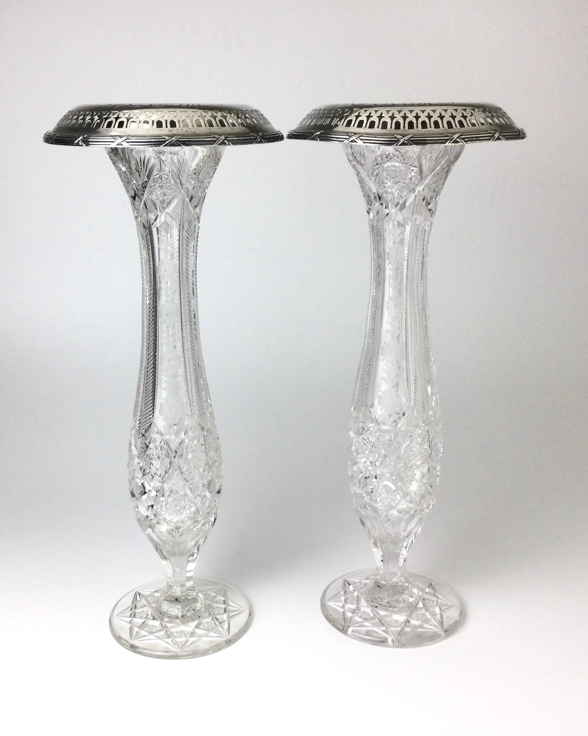 Paire de vases anciens américains en verre taillé Brilliant et en argent sterling Gorham. Les vases mesurent chacun 16 1/2