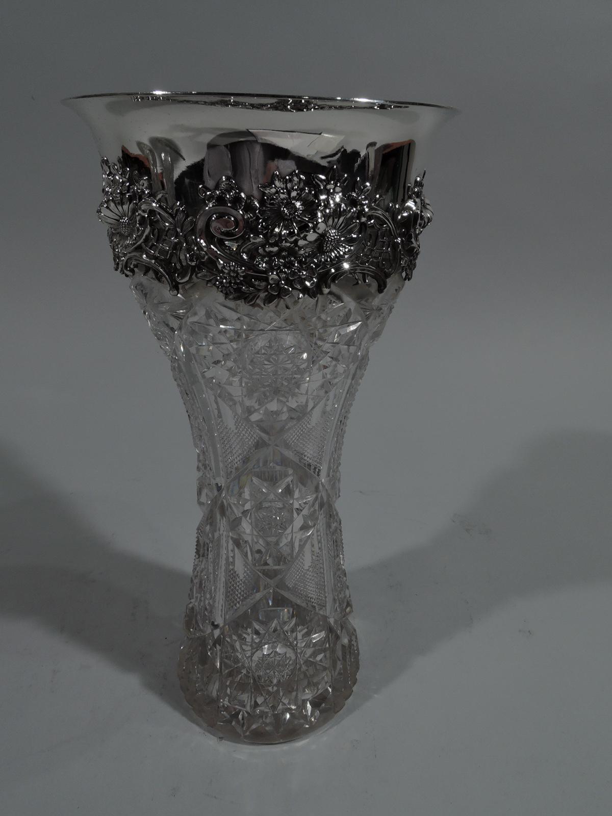 Edwardianische Vase aus brillantgeschliffenem Glas mit Kragen aus Sterlingsilber. Hergestellt von Redlich in New York:: um 1900. Taillierter Zylinder mit dichten Fächern:: Sternen:: Windeln und Facetten. Der Kragen hat eine dichte Blumen- und