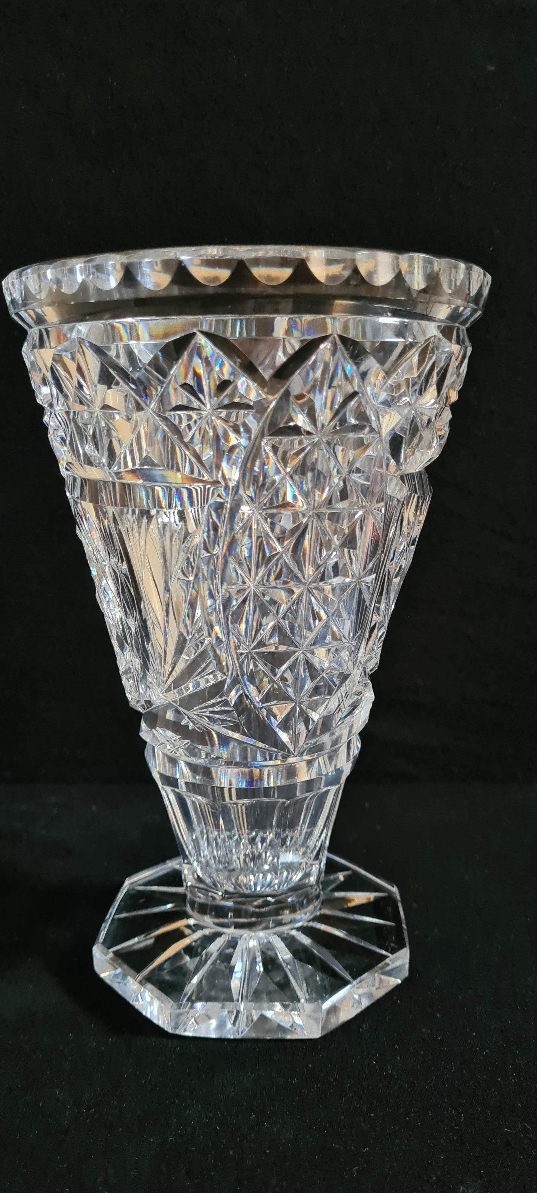 Beautiful antique American brilliant cut lead crystal vase by Hawkes. 
