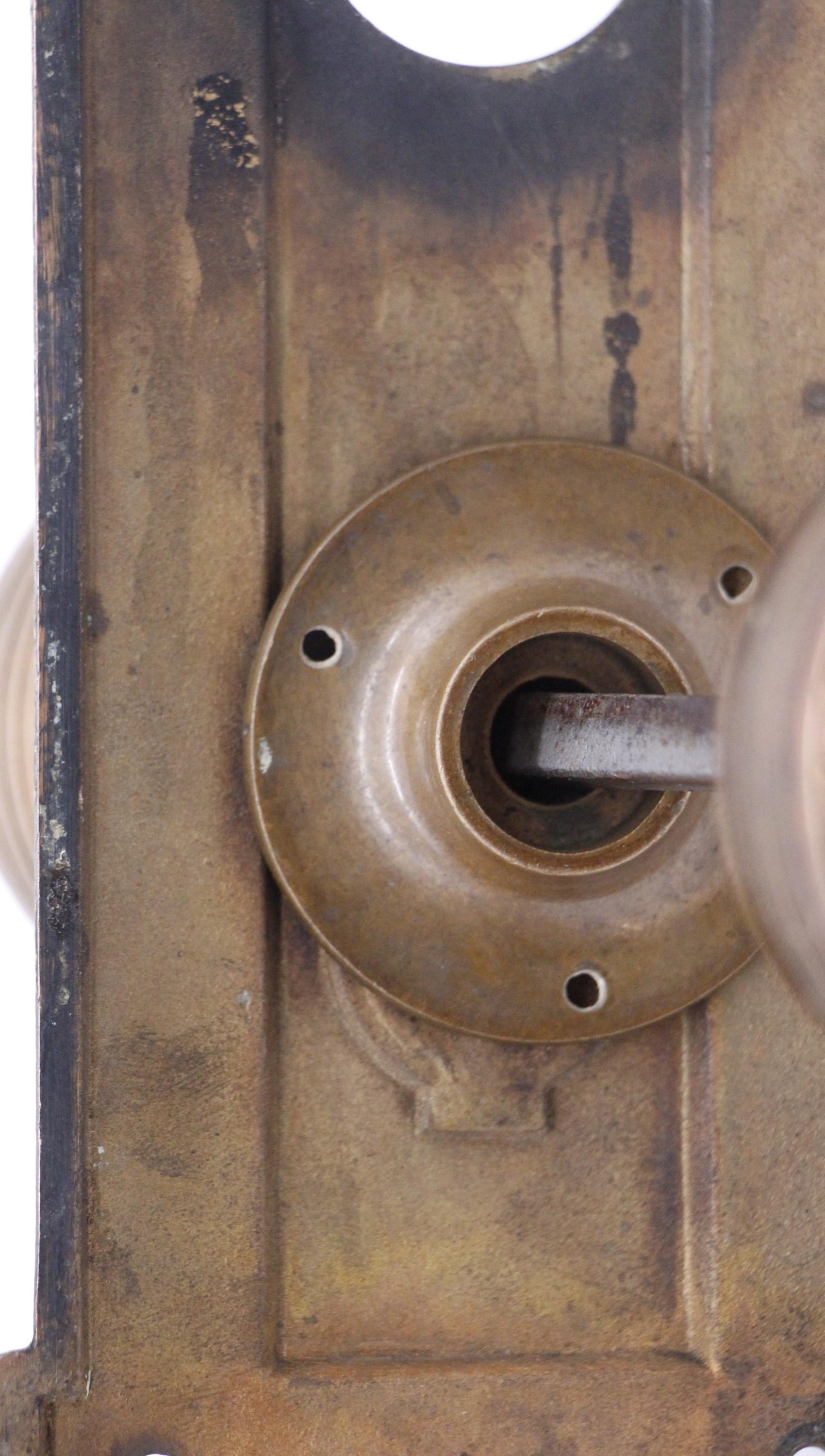Ensemble de boutons de porte d'entrée américains anciens en bronze de style concentrique en vente 6