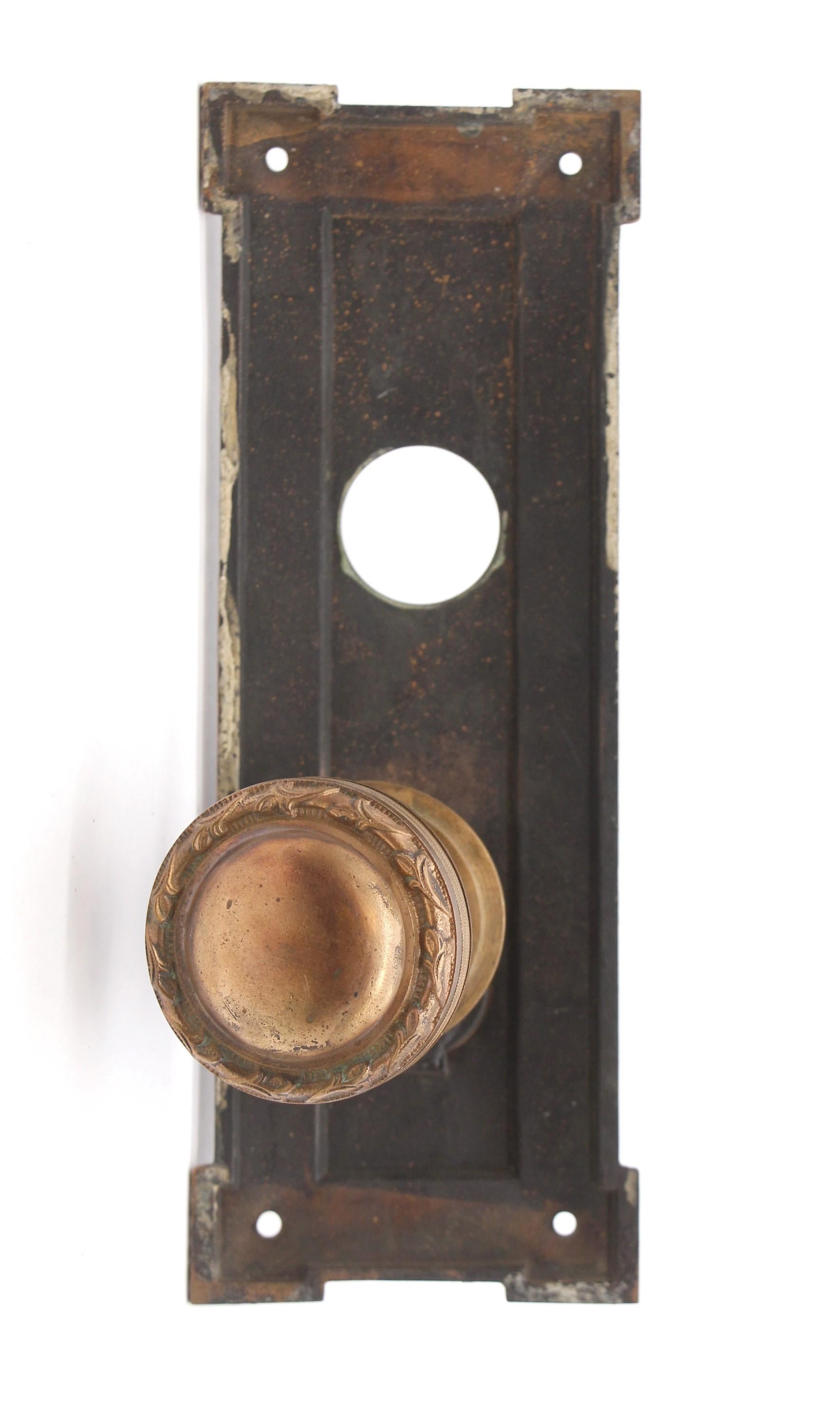 Ensemble de boutons de porte d'entrée américains anciens en bronze de style concentrique Bon état - En vente à New York, NY