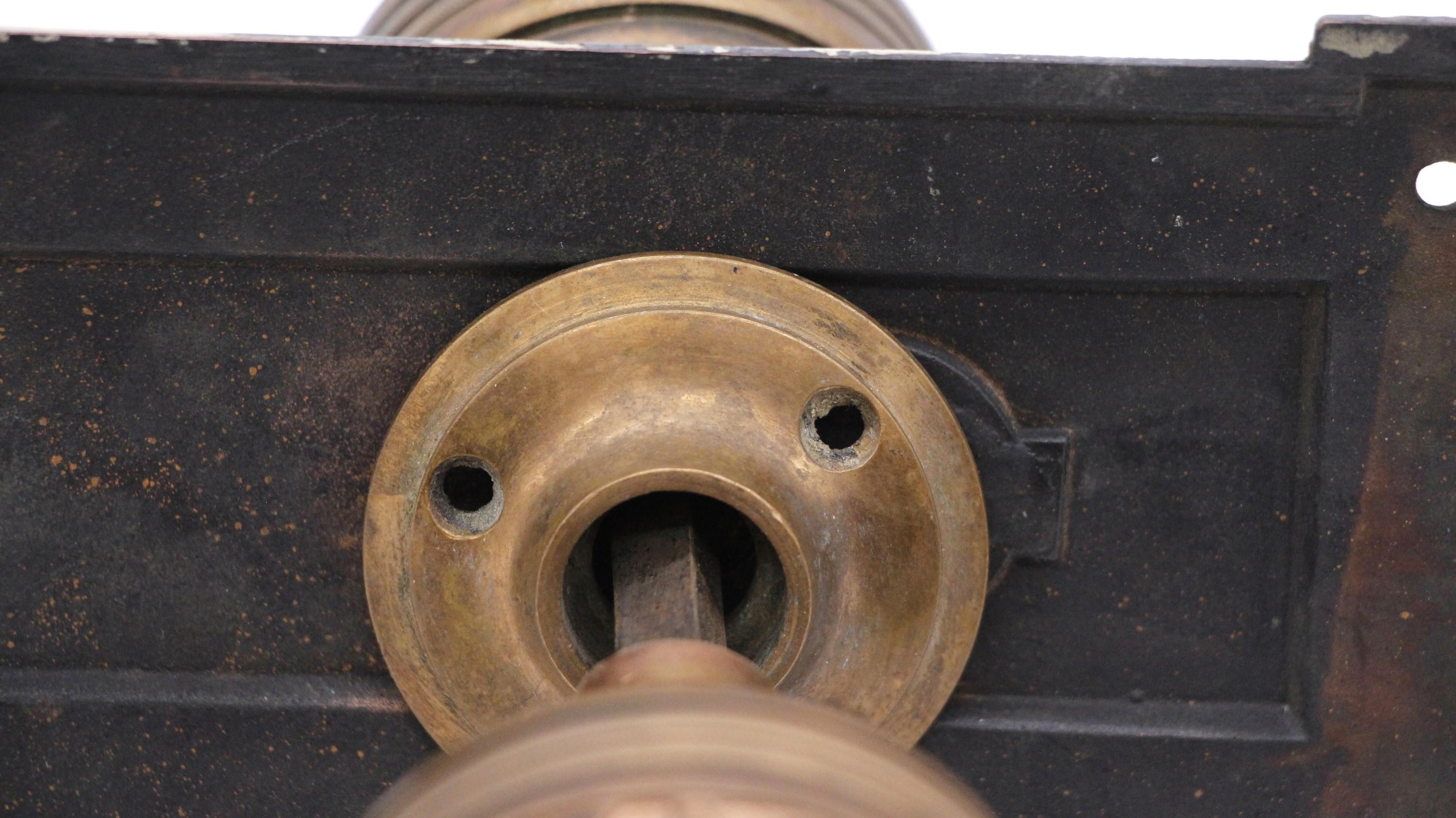20ième siècle Ensemble de boutons de porte d'entrée américains anciens en bronze de style concentrique en vente