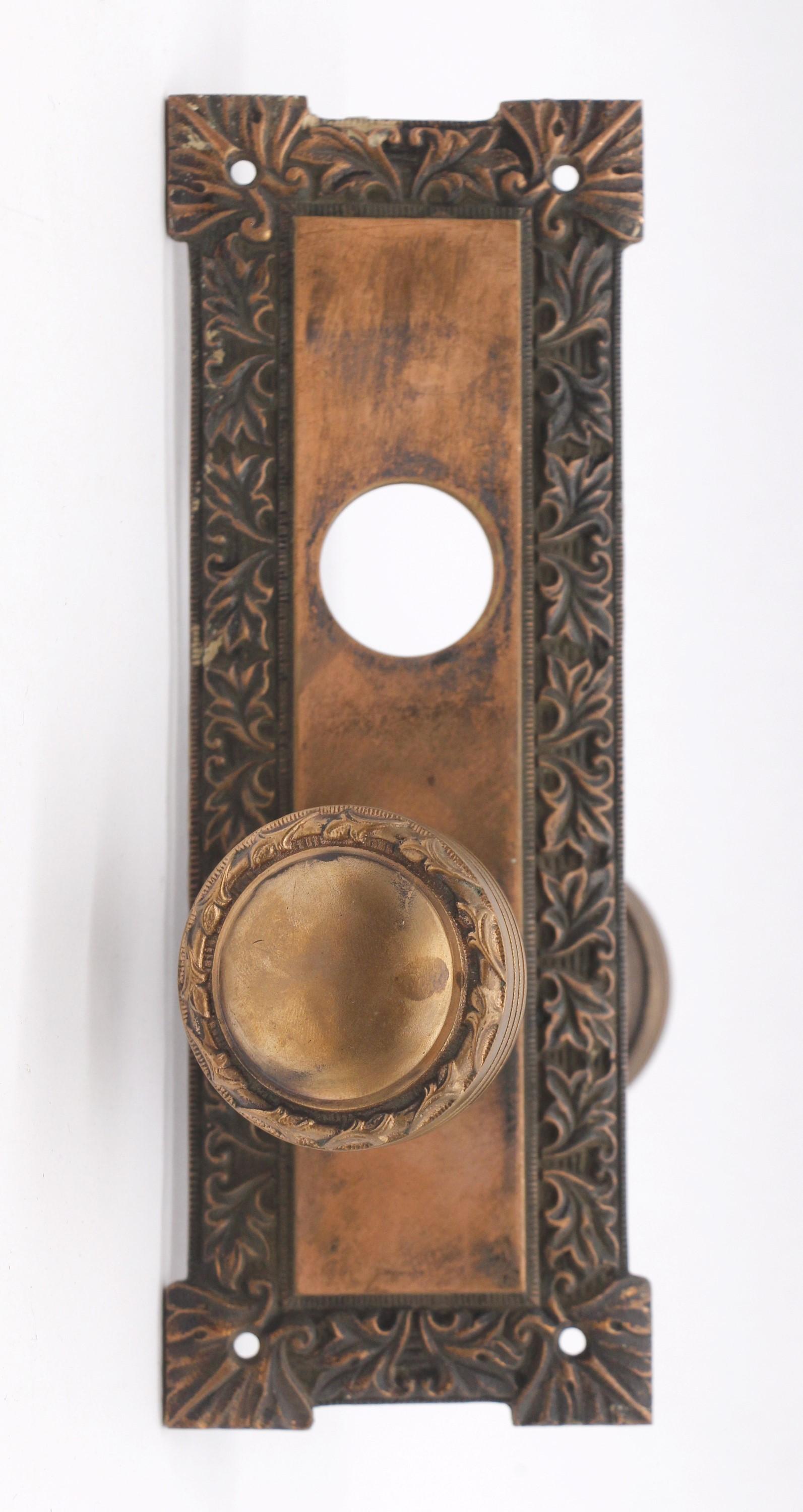 Ensemble de boutons de porte d'entrée américains anciens en bronze de style concentrique en vente 1