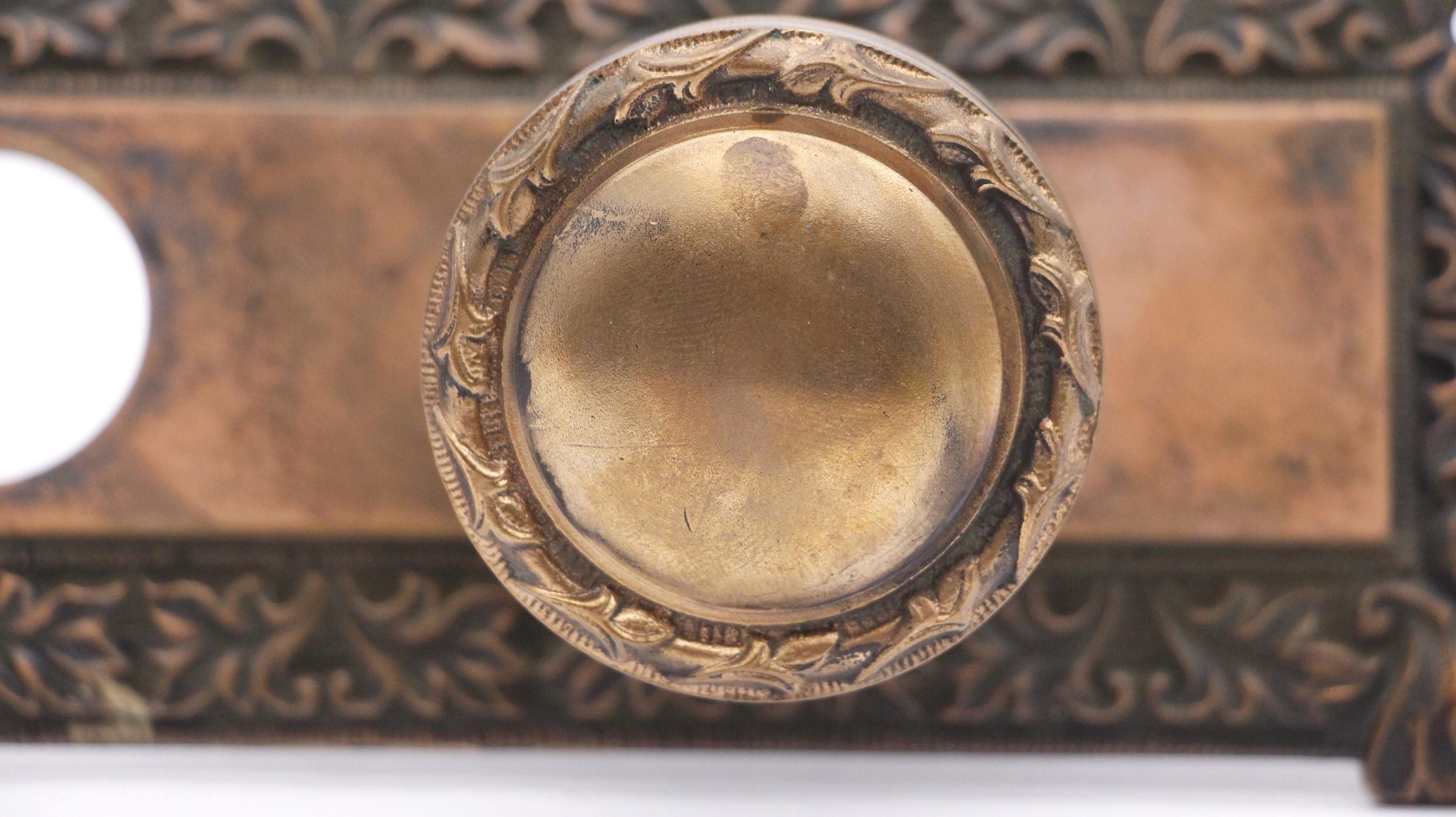 Ensemble de boutons de porte d'entrée américains anciens en bronze de style concentrique en vente 3