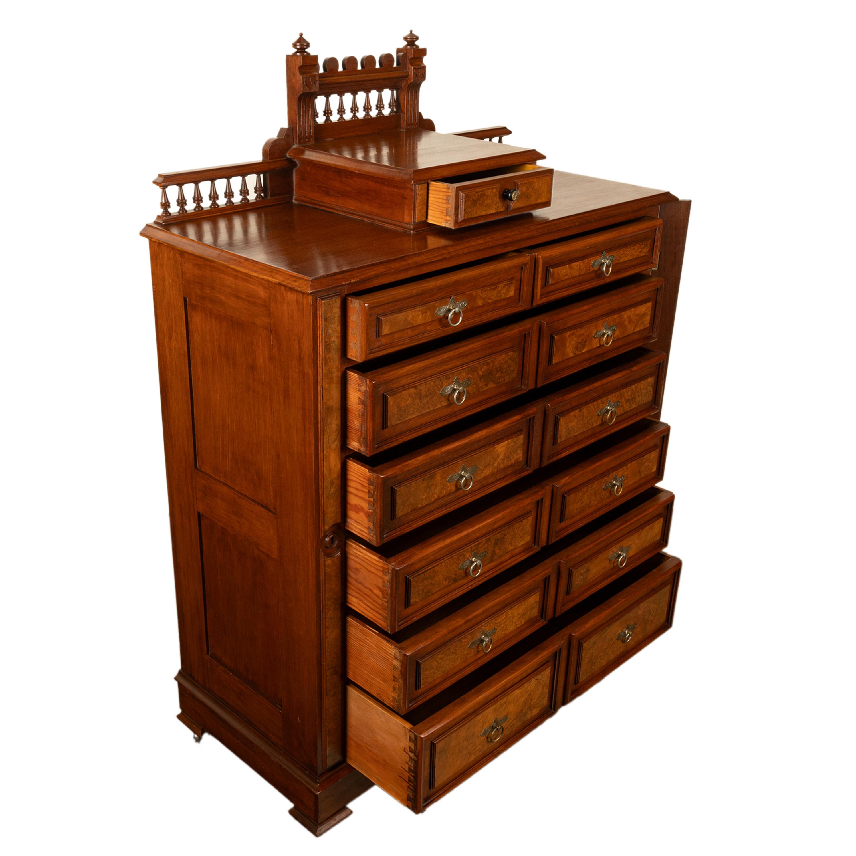 Antico comò americano in radica di noce con serratura Eastlake Highboy 1870 in vendita 4