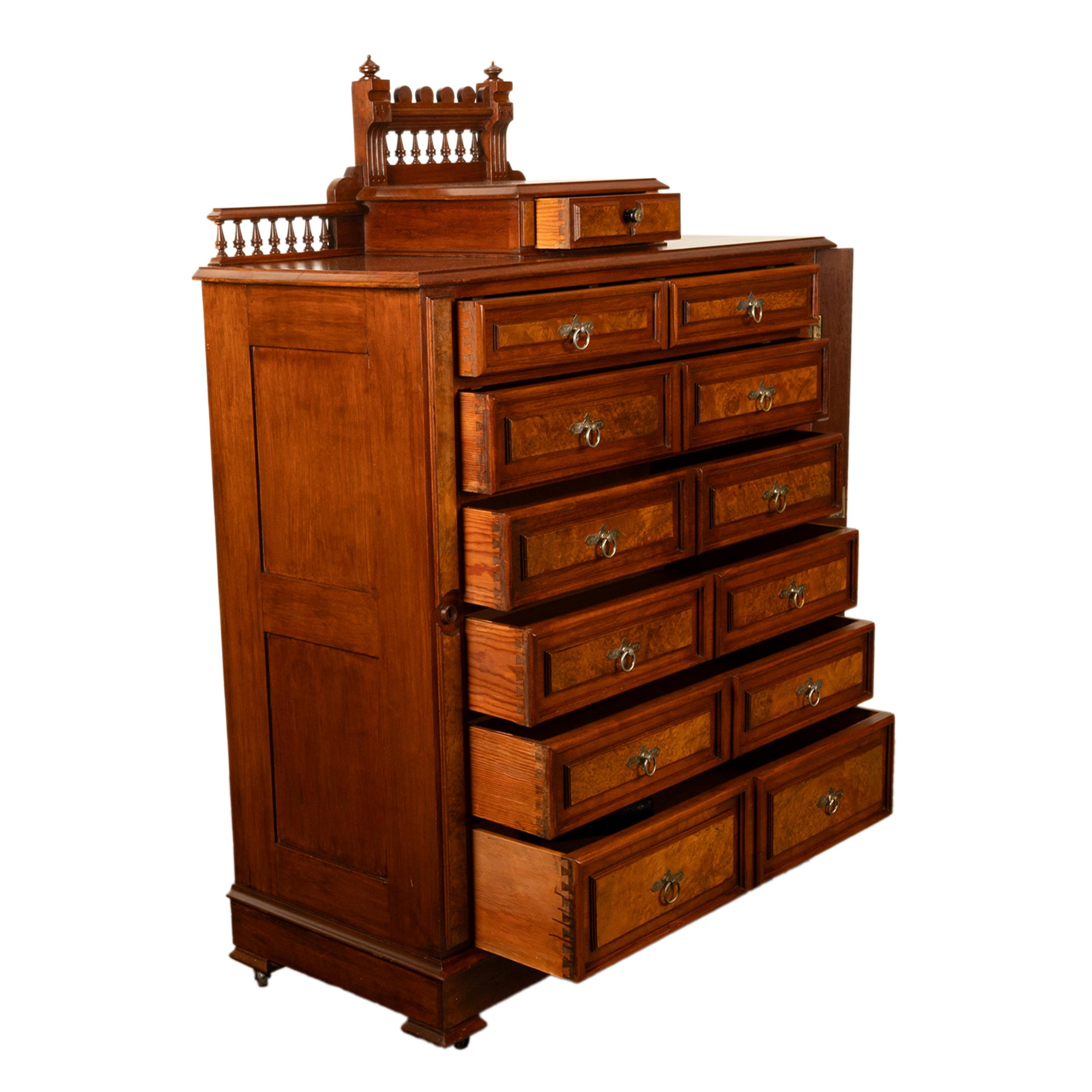 Antico comò americano in radica di noce con serratura Eastlake Highboy 1870 in vendita 5