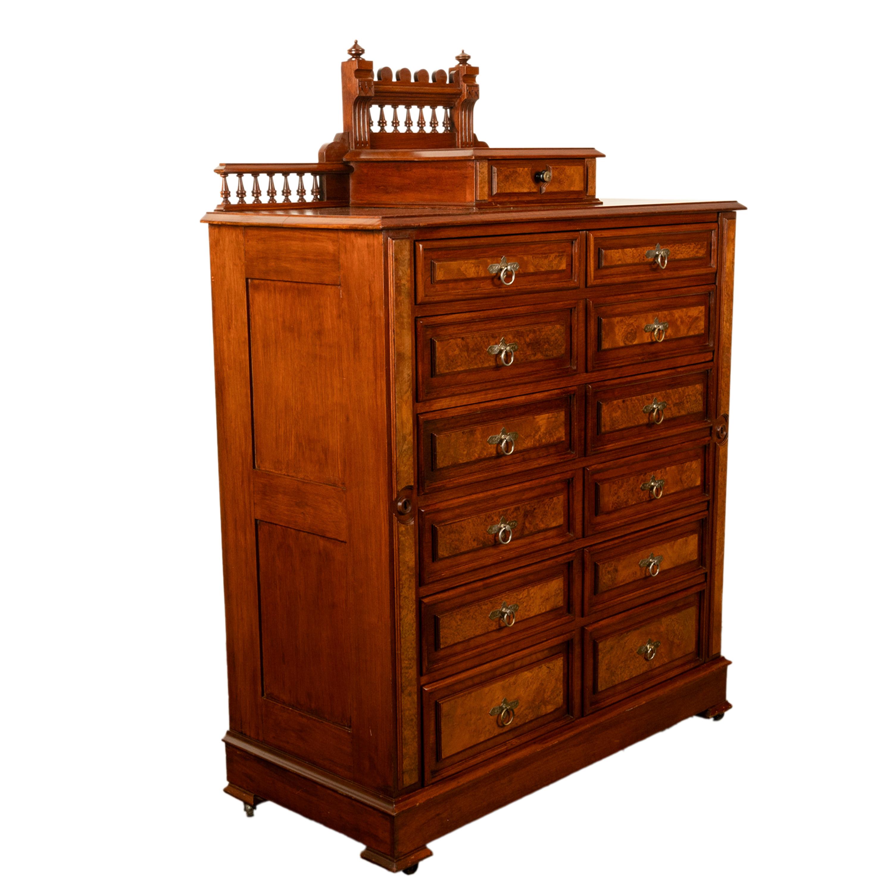 Antico comò americano in radica di noce con serratura Eastlake Highboy 1870 in vendita 7