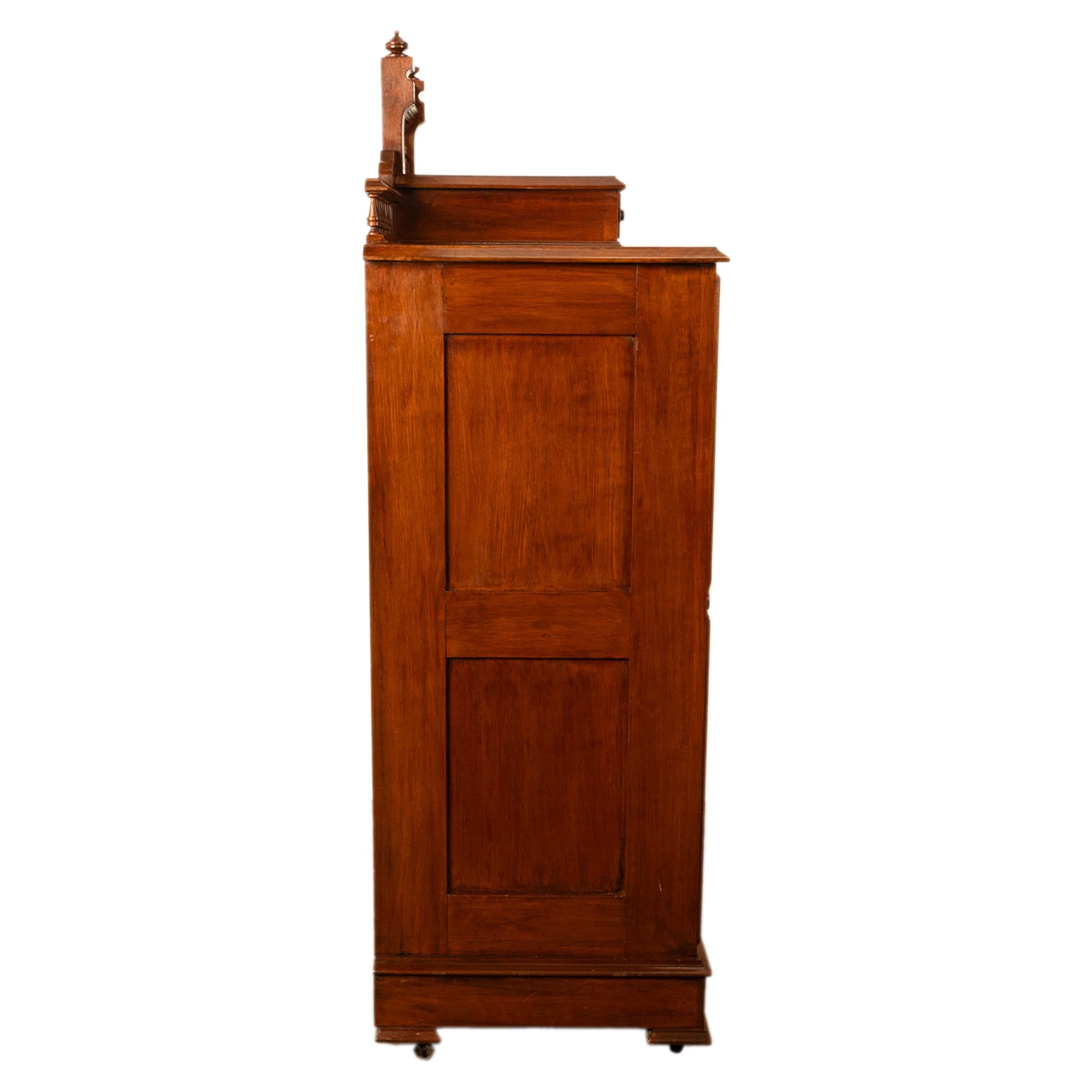 Antico comò americano in radica di noce con serratura Eastlake Highboy 1870 in vendita 8