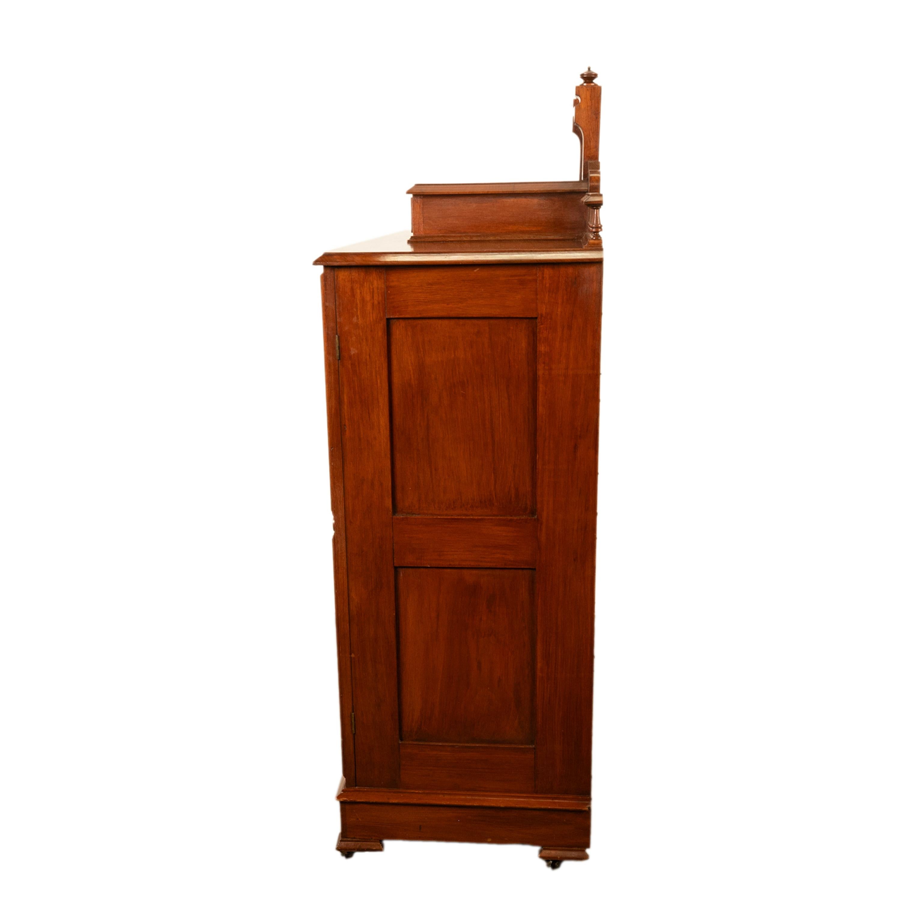 Antico comò americano in radica di noce con serratura Eastlake Highboy 1870 in vendita 9