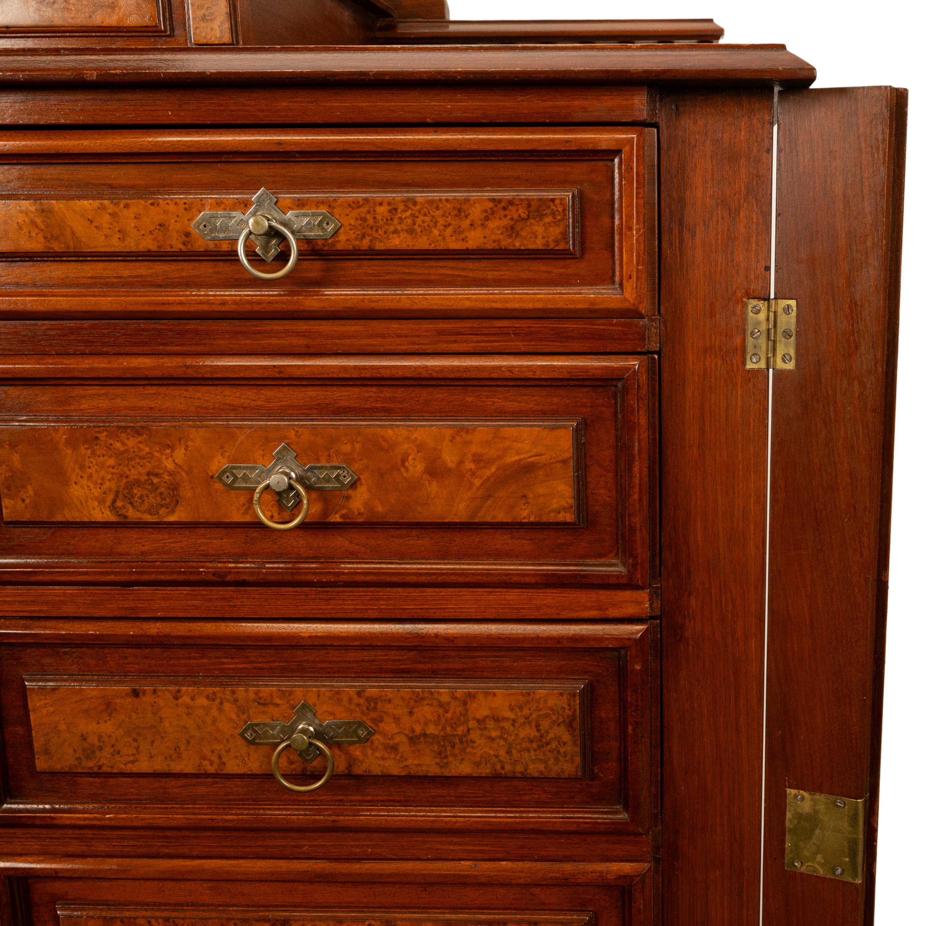 Antico comò americano in radica di noce con serratura Eastlake Highboy 1870 in vendita 11