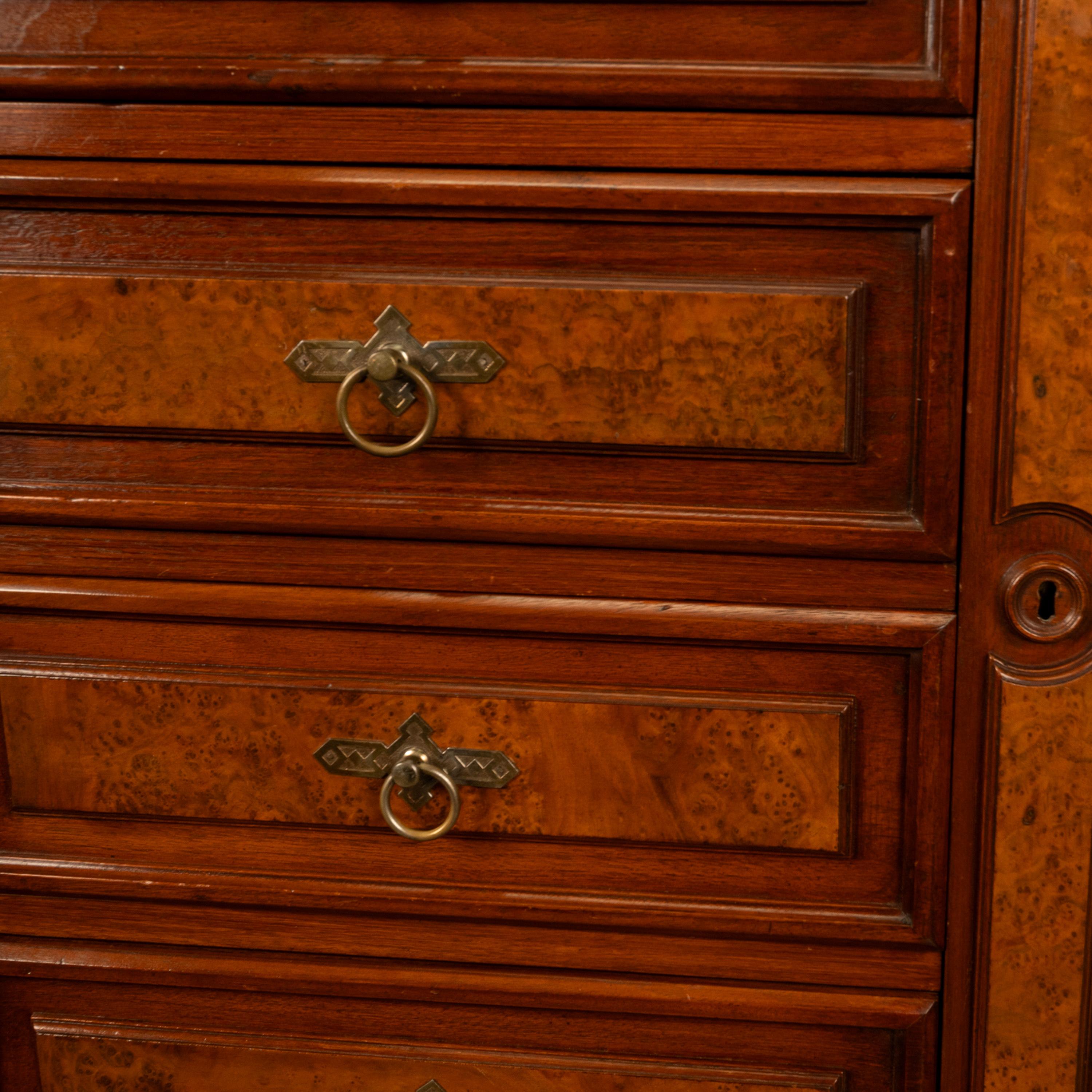 Antico comò americano in radica di noce con serratura Eastlake Highboy 1870 in vendita 12