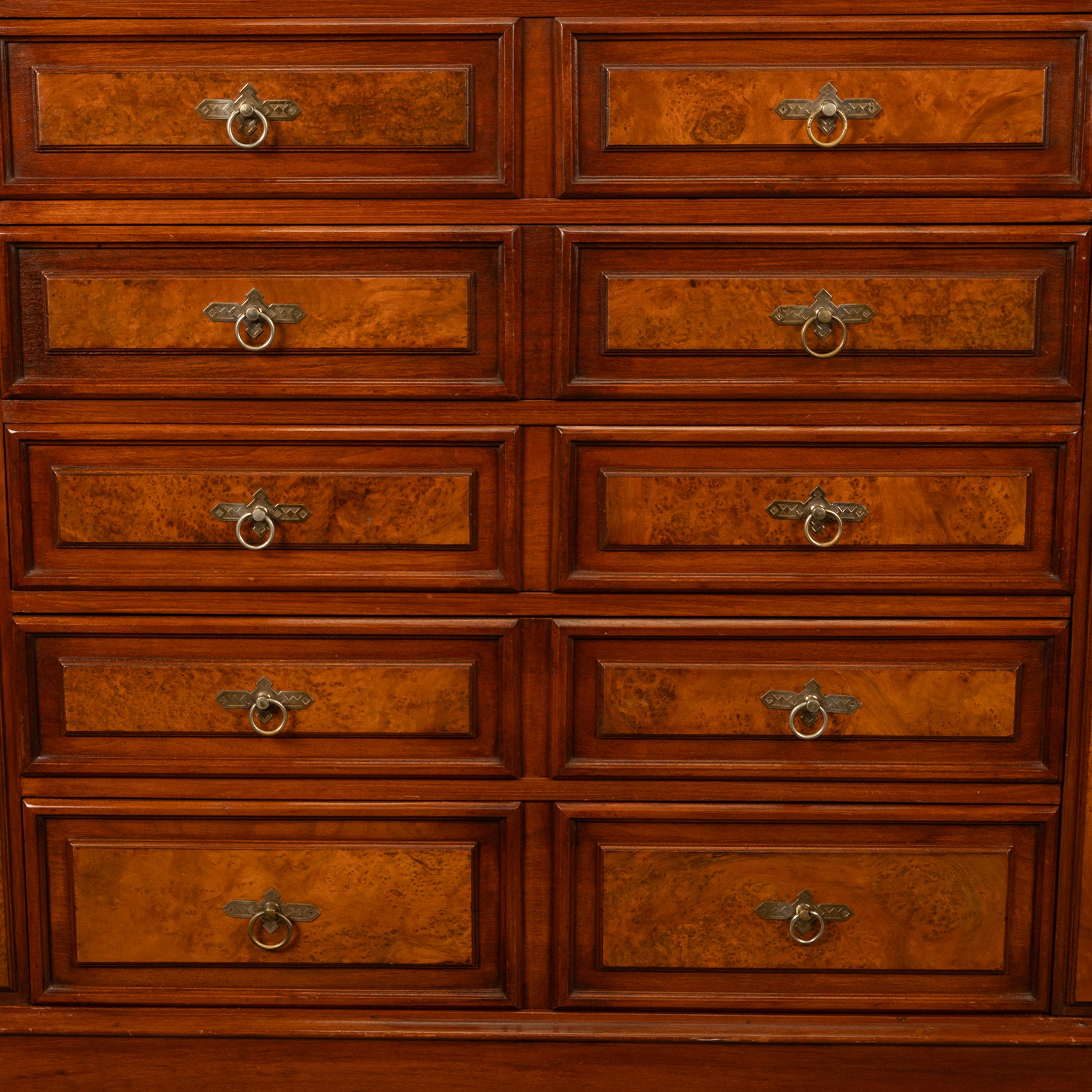 Antico comò americano in radica di noce con serratura Eastlake Highboy 1870 in vendita 13