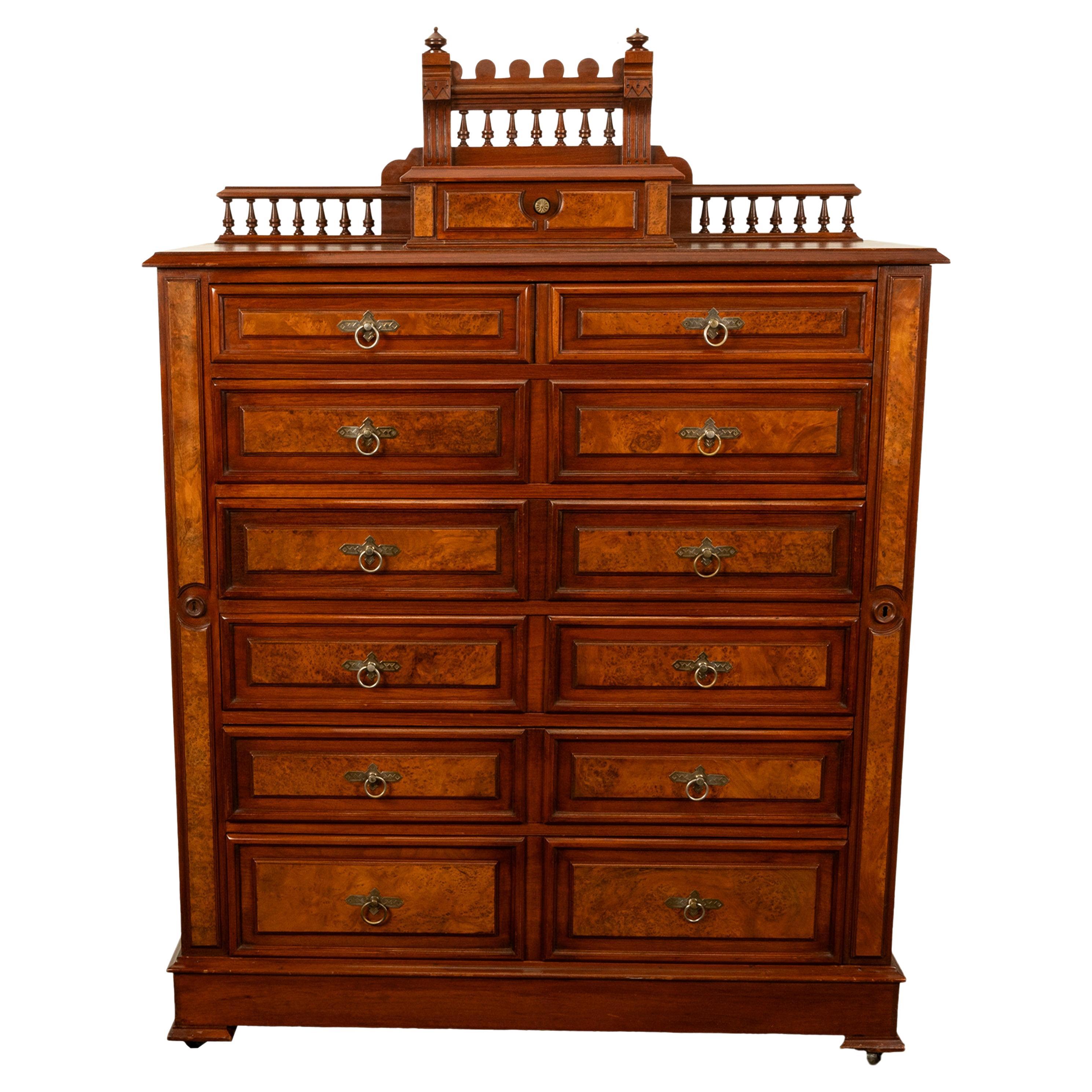 Cassettiera con serratura Eastlake in noce dell'Aesthetic Movement americano, circa 1870.
La cassapanca ha una galleria intagliata e a fusi sormontata da una coppia di terminali, sotto c'è un cassetto più piccolo per oggetti di valore e gioielli. Il
