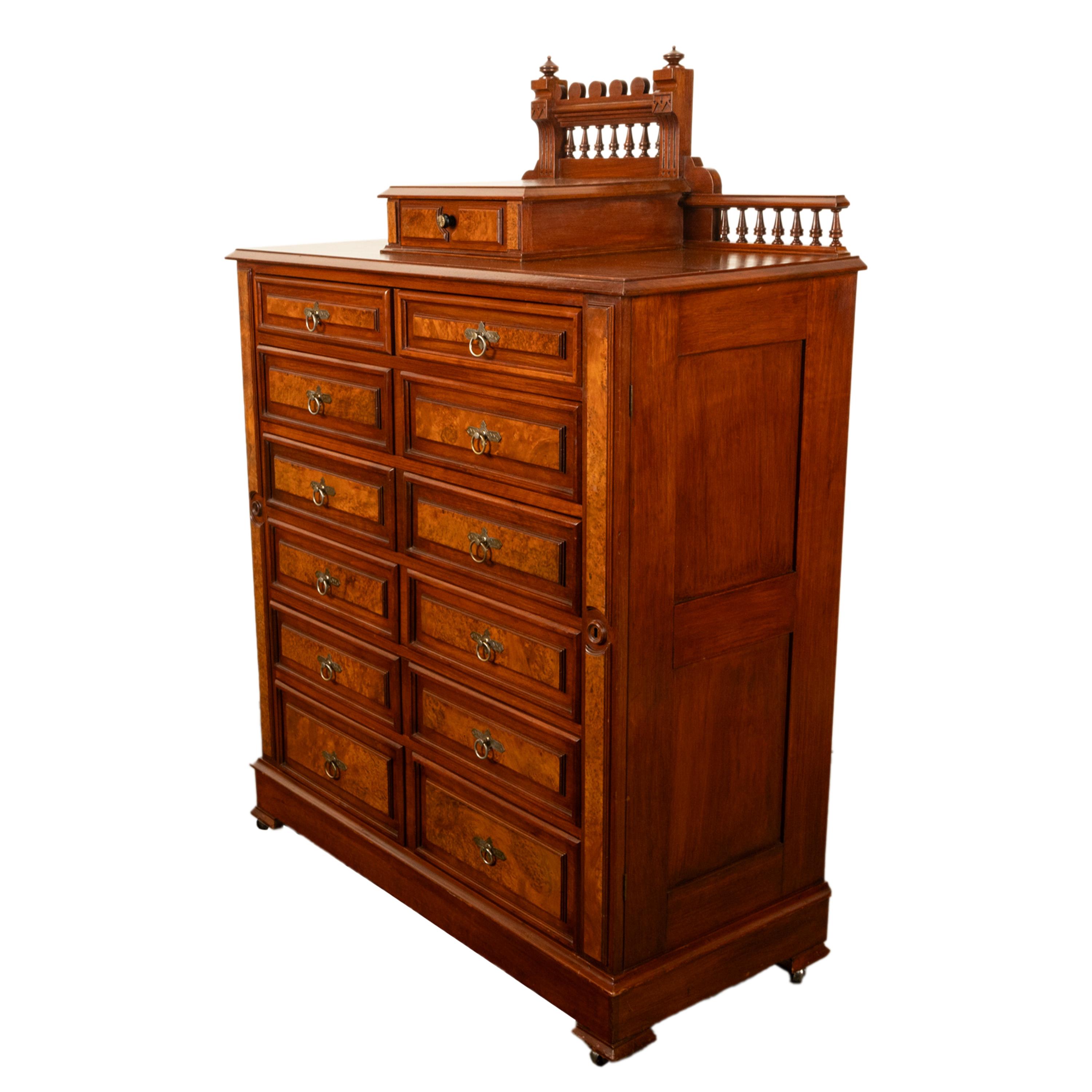 Americano Antico comò americano in radica di noce con serratura Eastlake Highboy 1870 in vendita