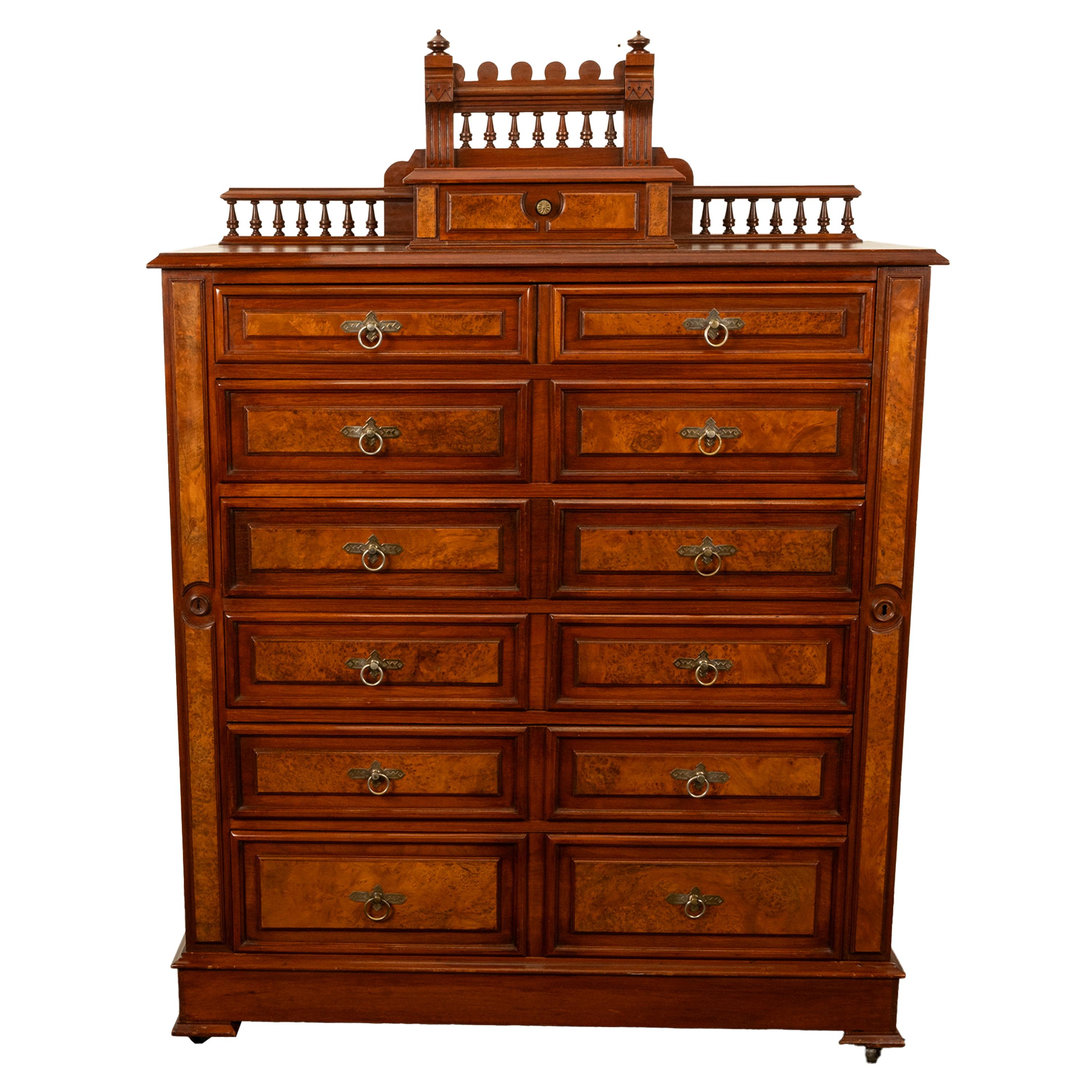 Antico comò americano in radica di noce con serratura Eastlake Highboy 1870 In condizioni buone in vendita a Portland, OR