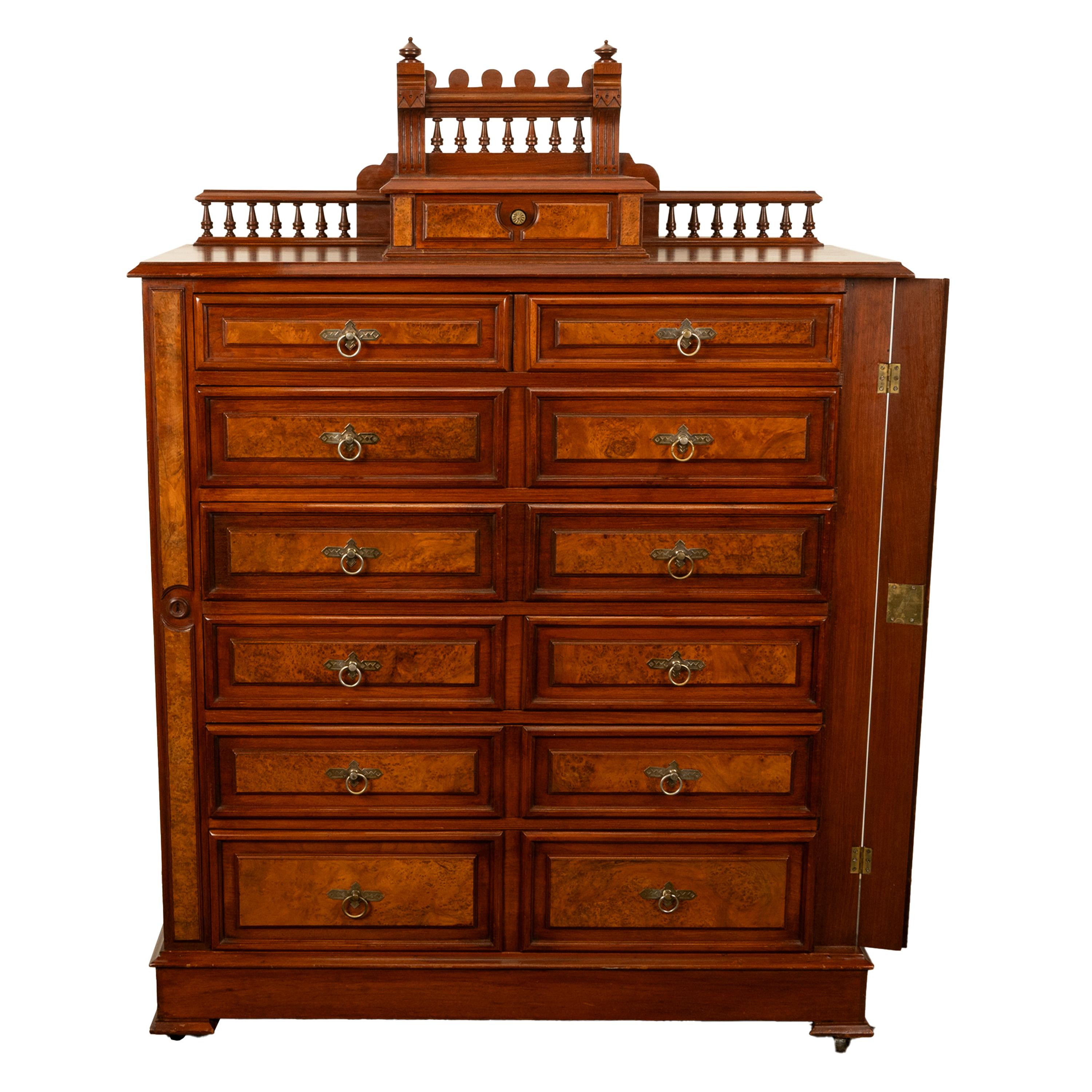 Fine XIX secolo Antico comò americano in radica di noce con serratura Eastlake Highboy 1870 in vendita